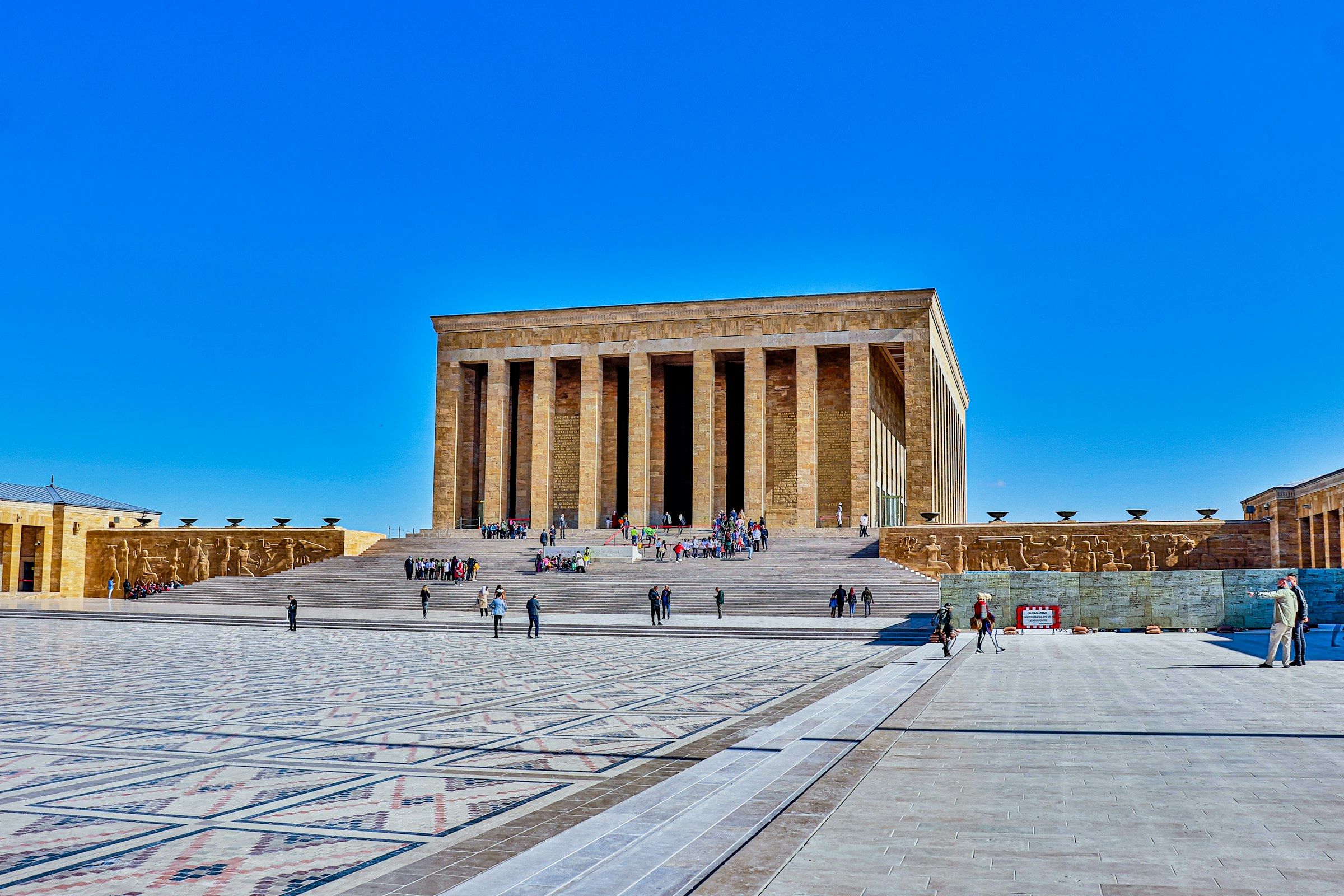 Ankara'da Anıtkabir ve önündeki geniş tören alanı, açık gökyüzü altında