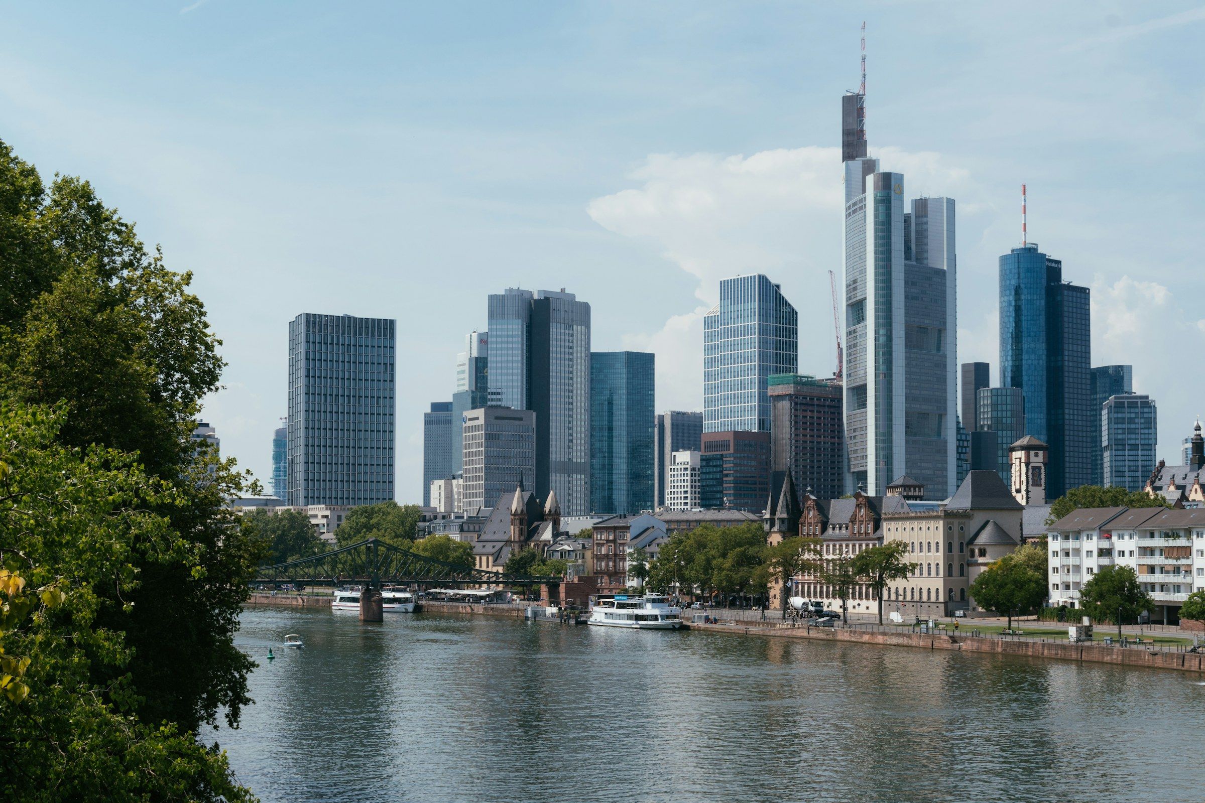 Frankfurt'ta Main nehri ve arkasındaki finans merkezi kuleleri