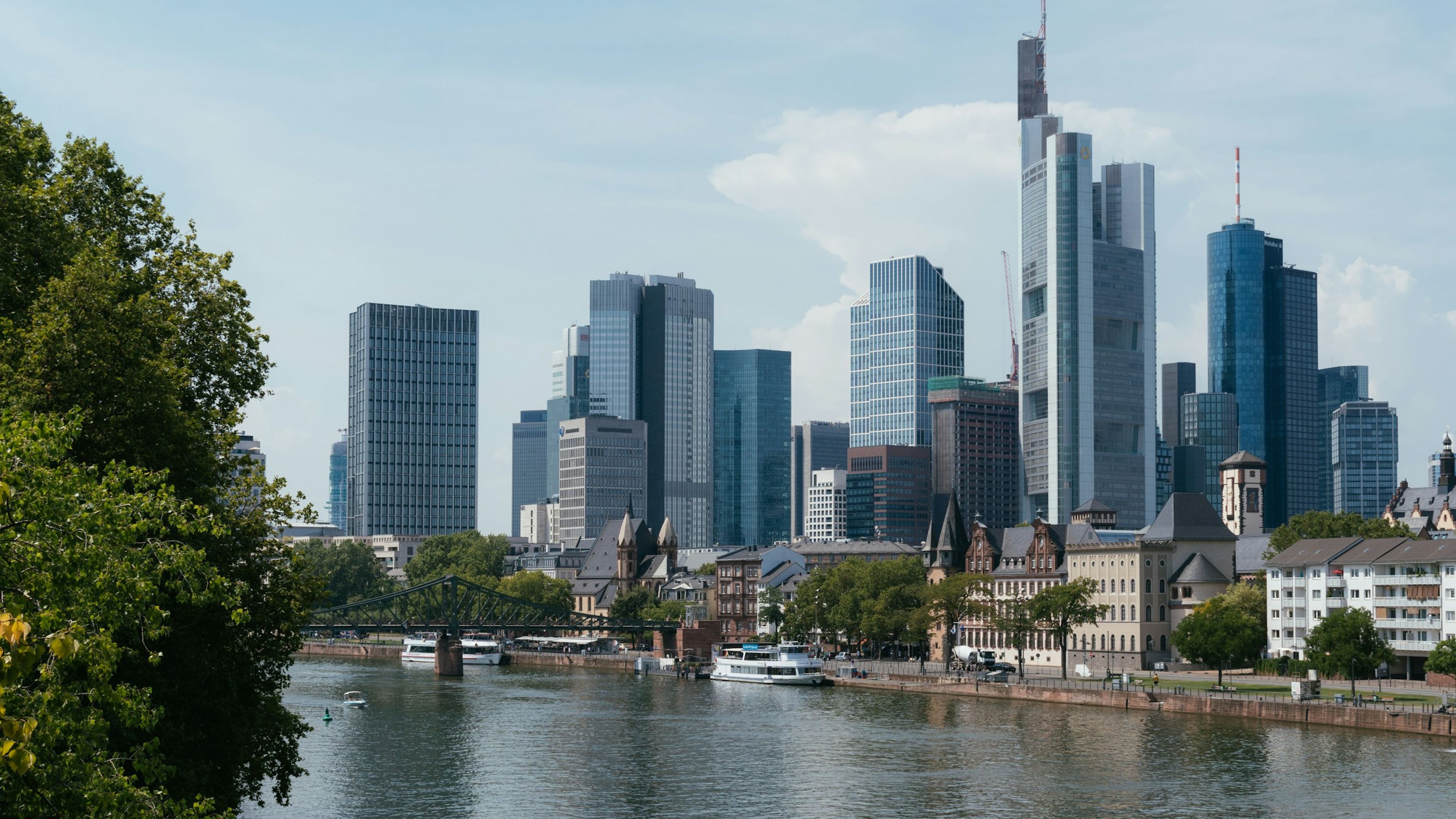 Frankfurt'ta Main nehri ve arkasındaki finans merkezi kuleleri