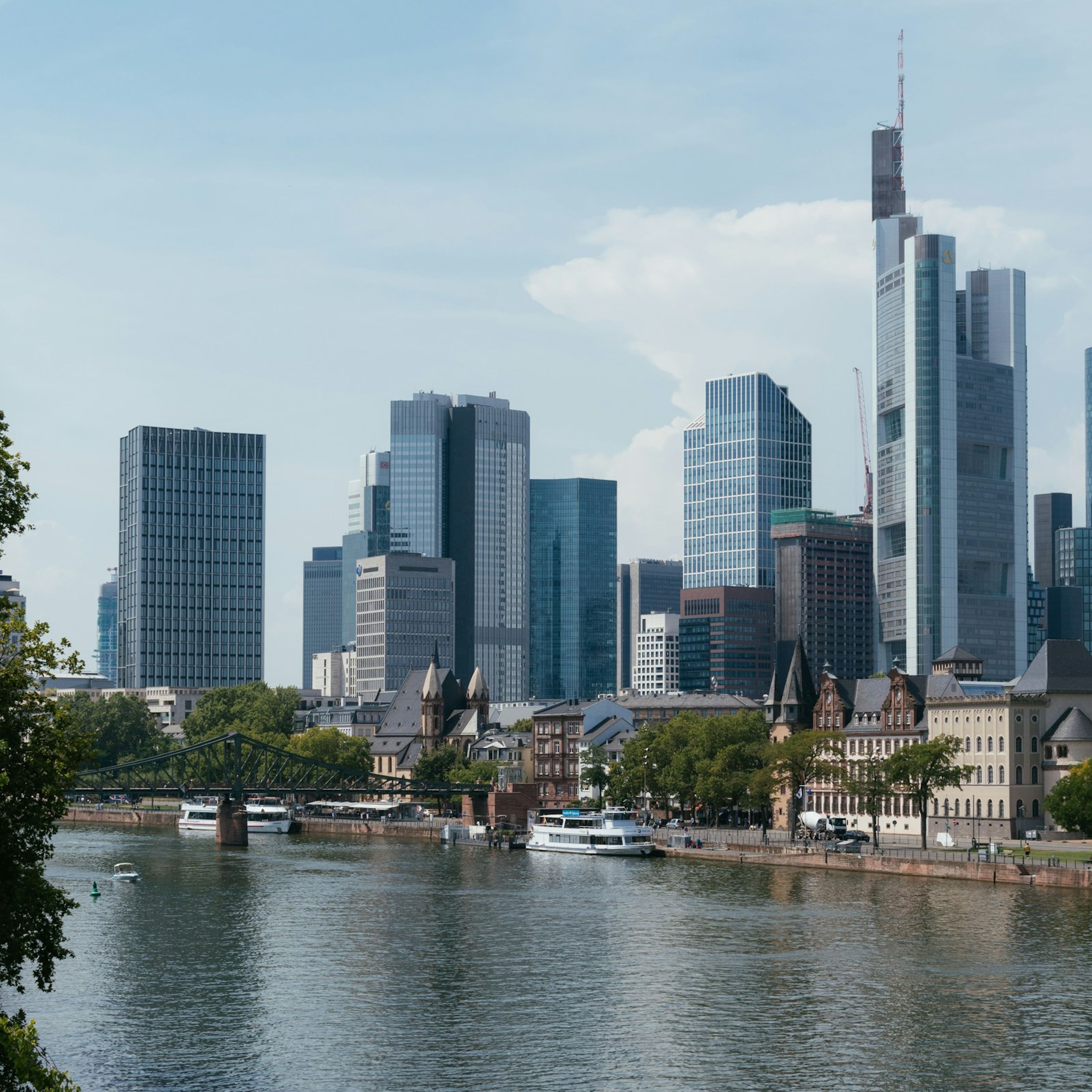 Frankfurt'ta Main nehri ve arkasındaki finans merkezi kuleleri