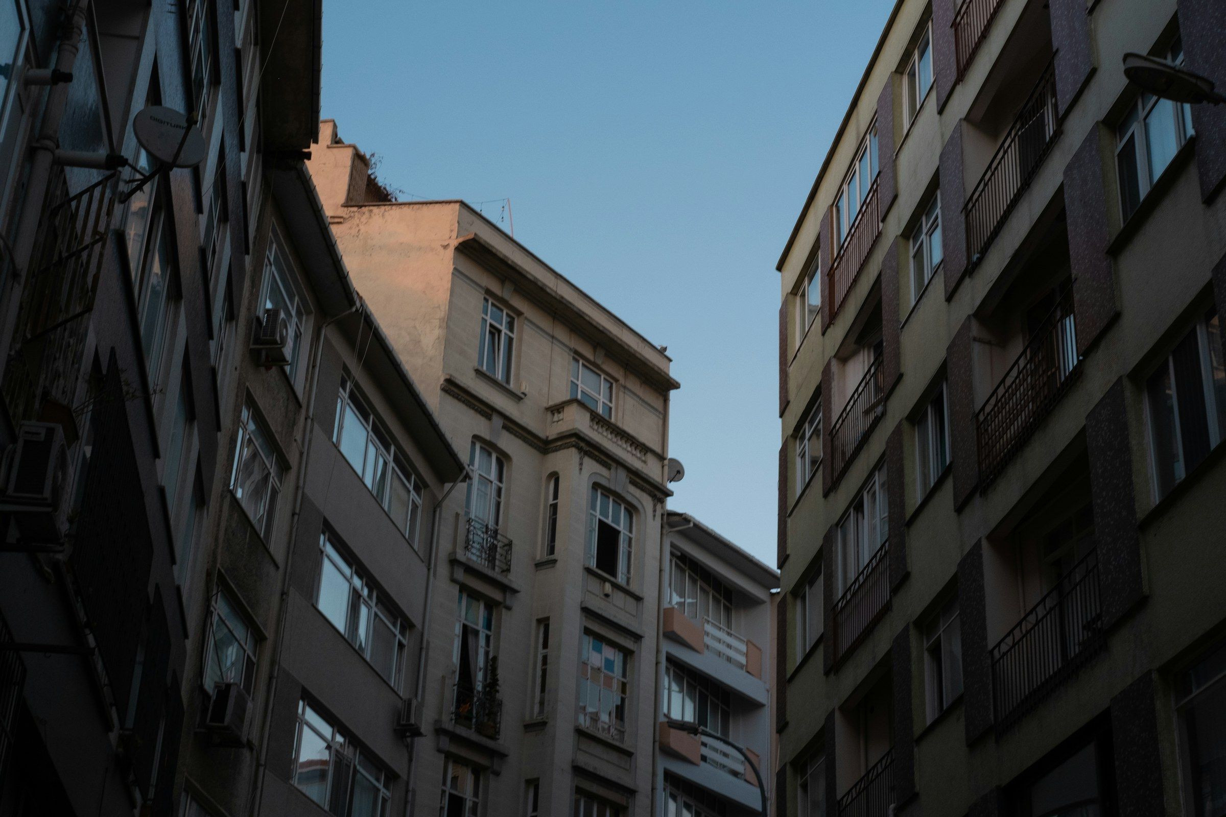 Yan yana duran iki İstanbul apartmanının cepheleri
