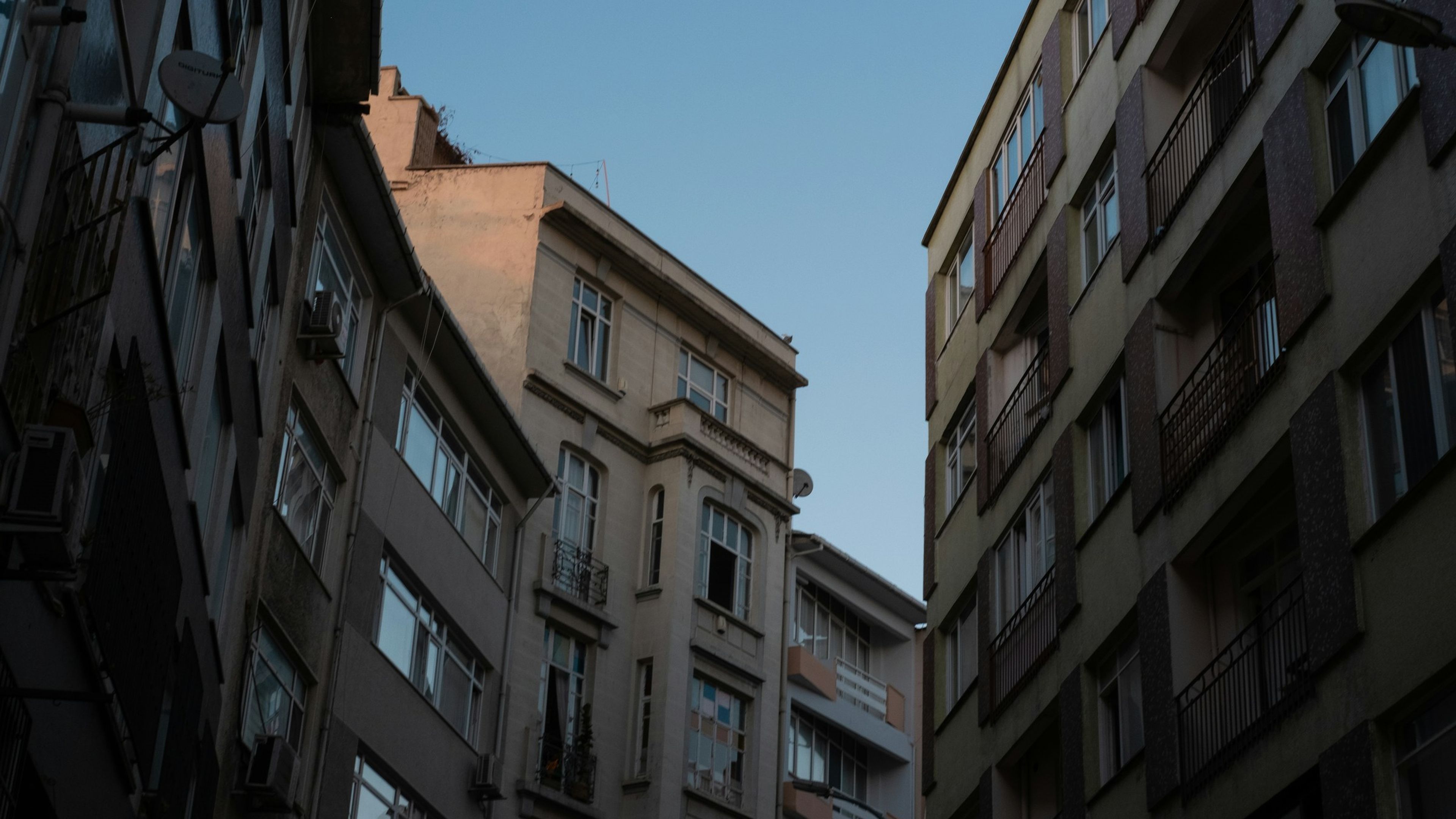 Yan yana duran iki İstanbul apartmanının cepheleri