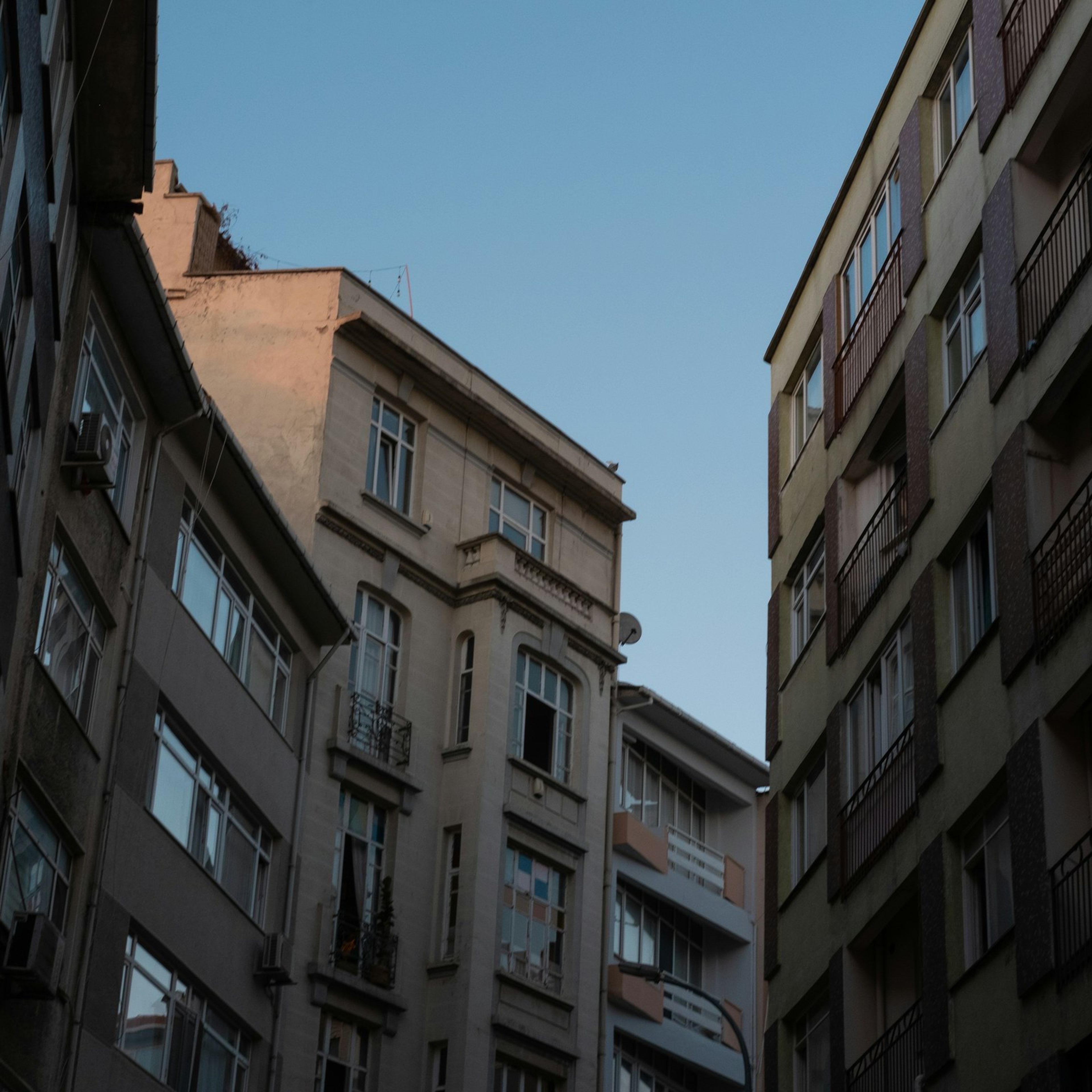 Yan yana duran iki İstanbul apartmanının cepheleri