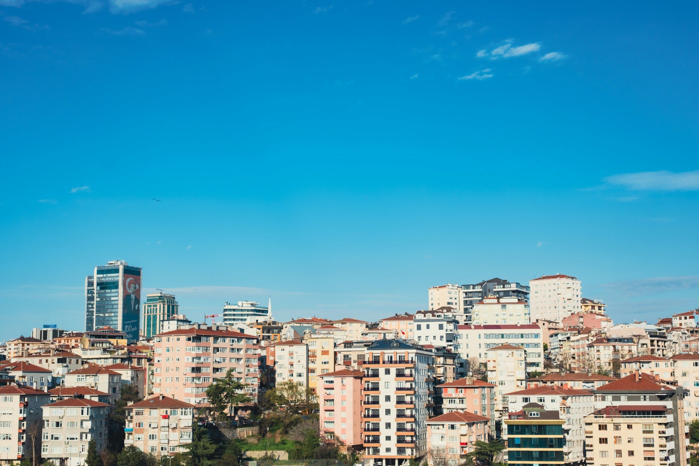 Açık gökyüzü altında İstanbul'un yayvan şehir silueti