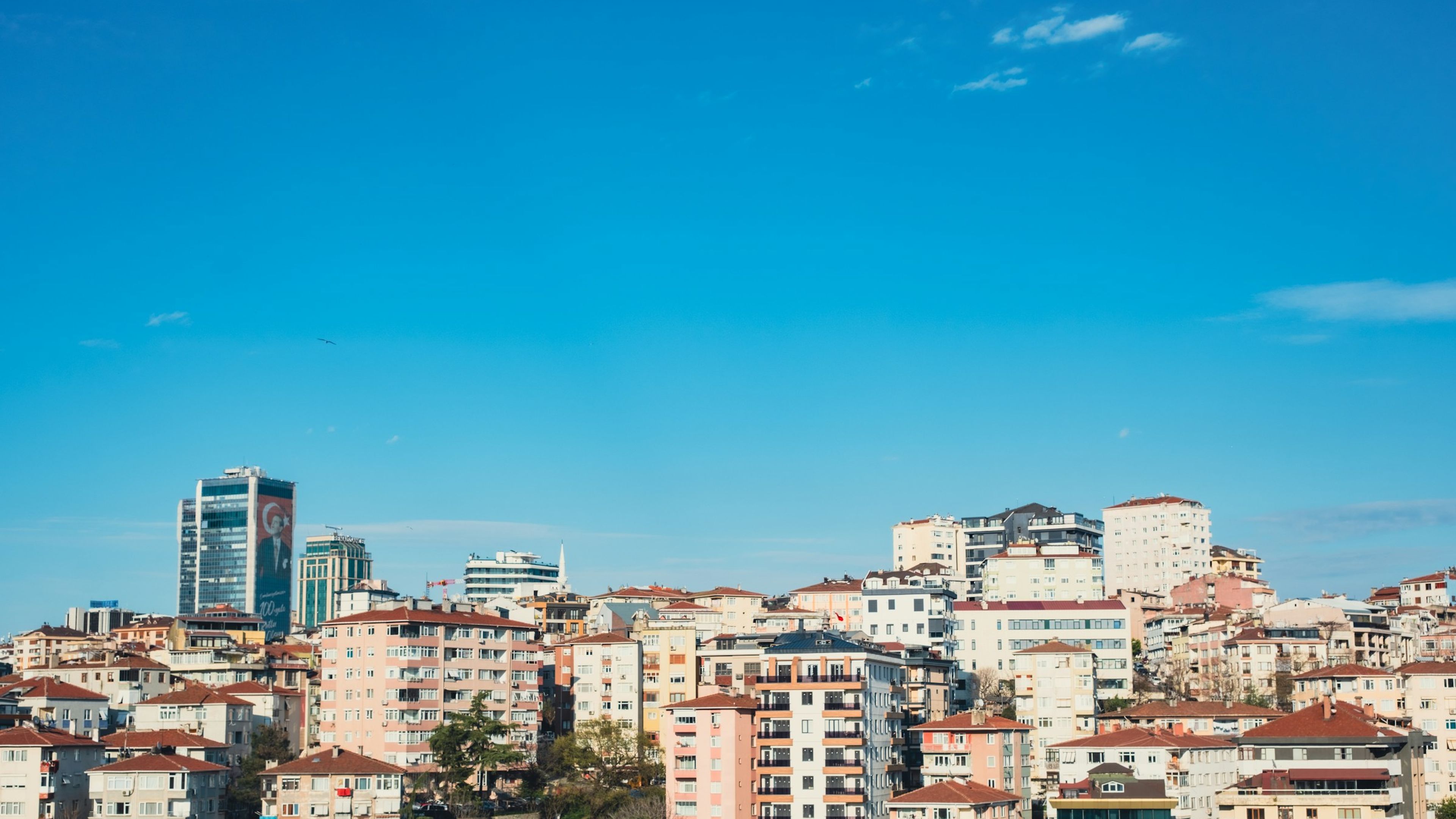 Açık gökyüzü altında İstanbul'un yayvan şehir silueti