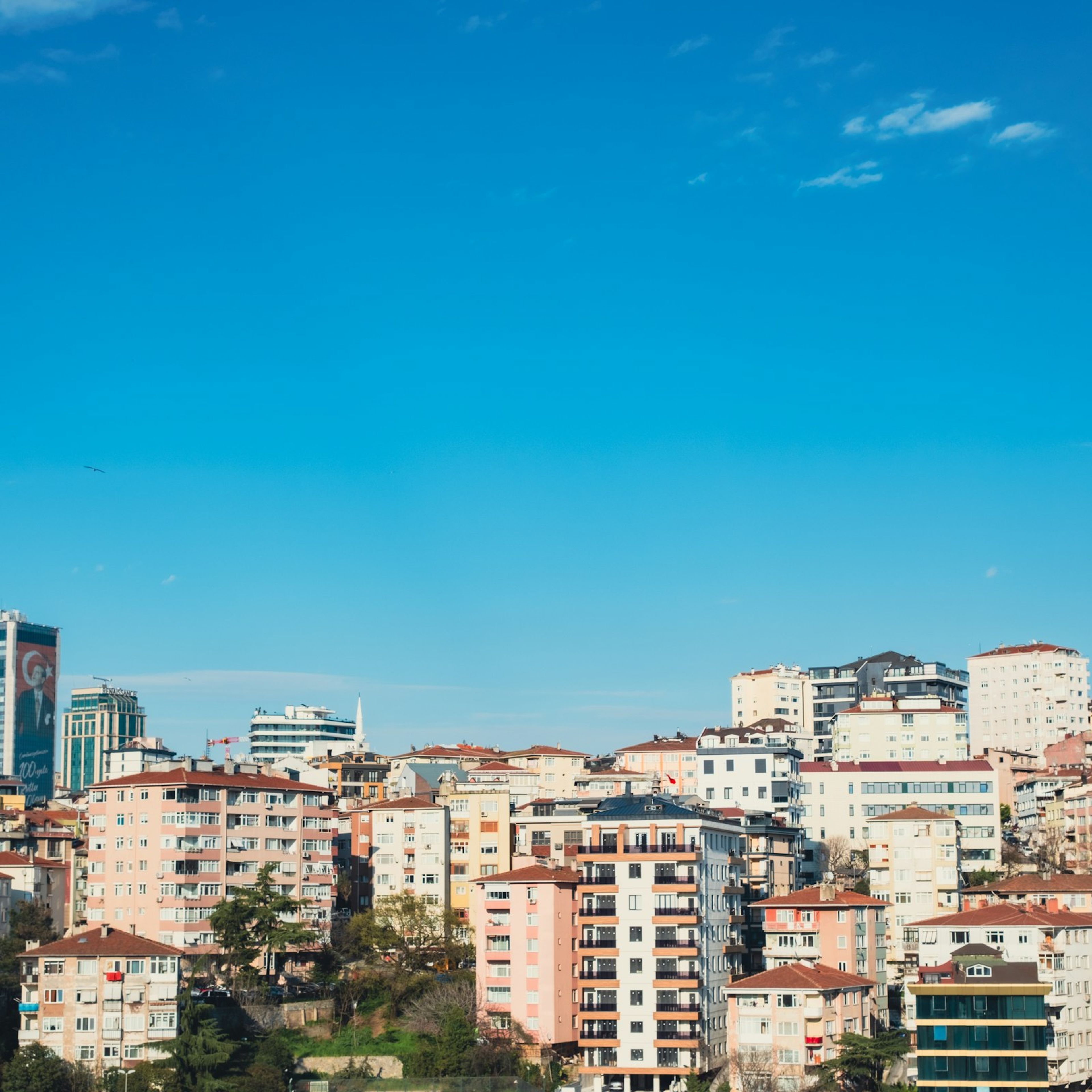 Açık gökyüzü altında İstanbul'un yayvan şehir silueti