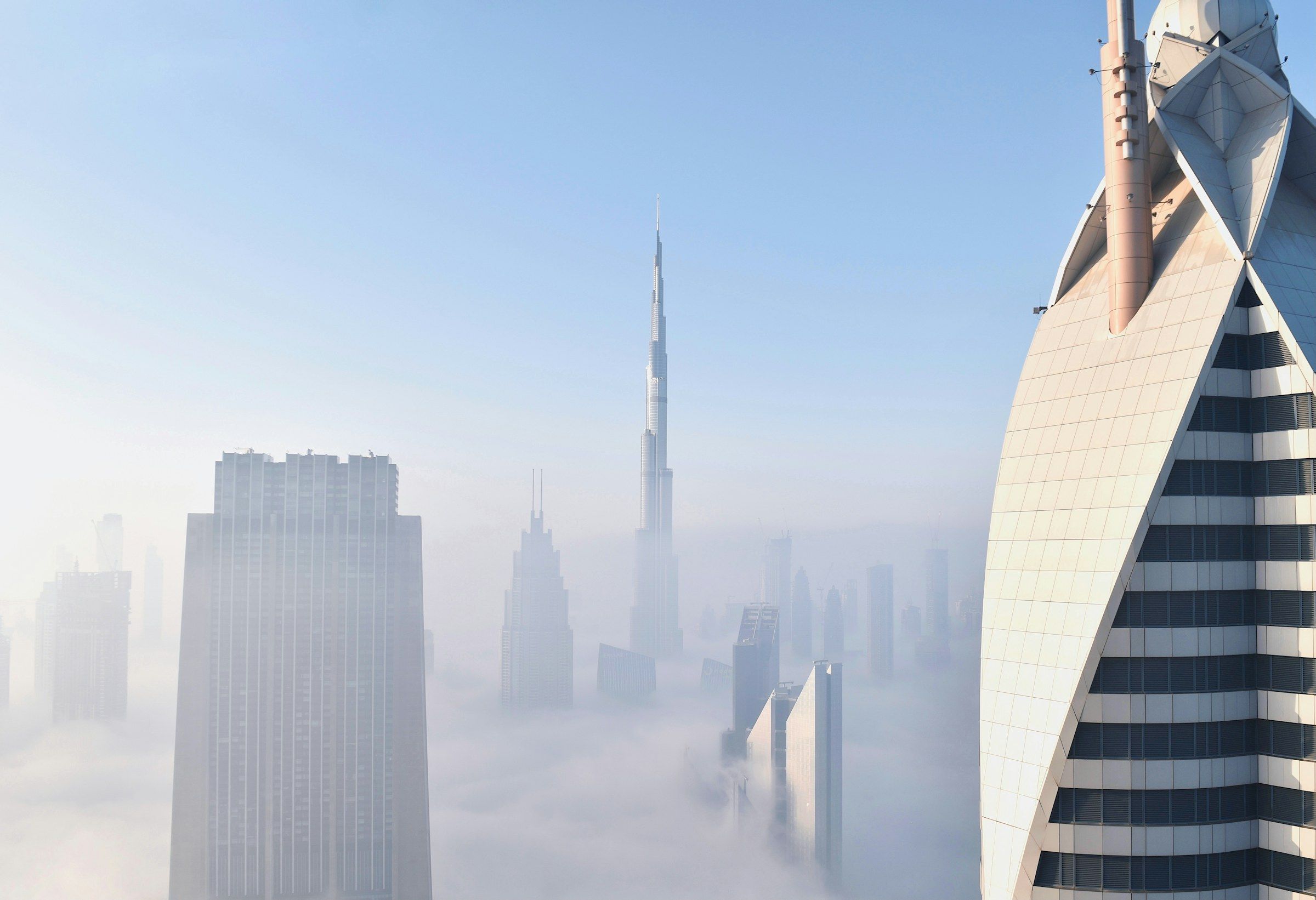 Sisin içinde belirsizleşen Dubai kuleleri, soğuk ve düşük doygunluklu
