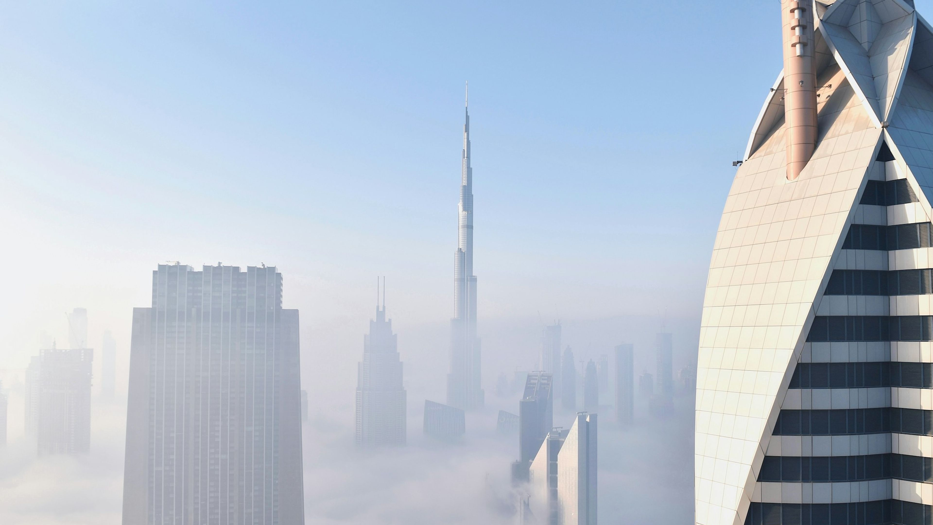 Sisin içinde belirsizleşen Dubai kuleleri, soğuk ve düşük doygunluklu