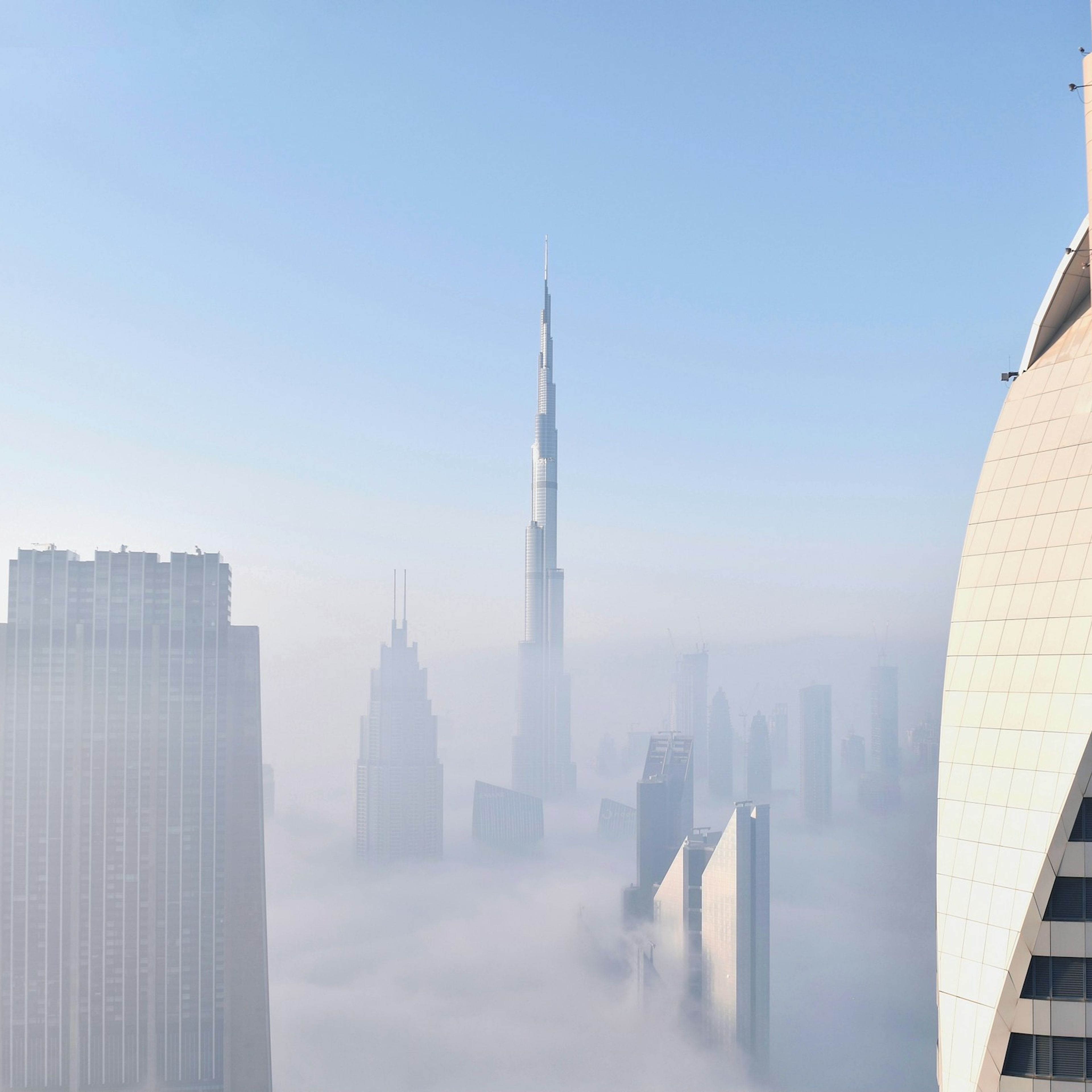 Sisin içinde belirsizleşen Dubai kuleleri, soğuk ve düşük doygunluklu
