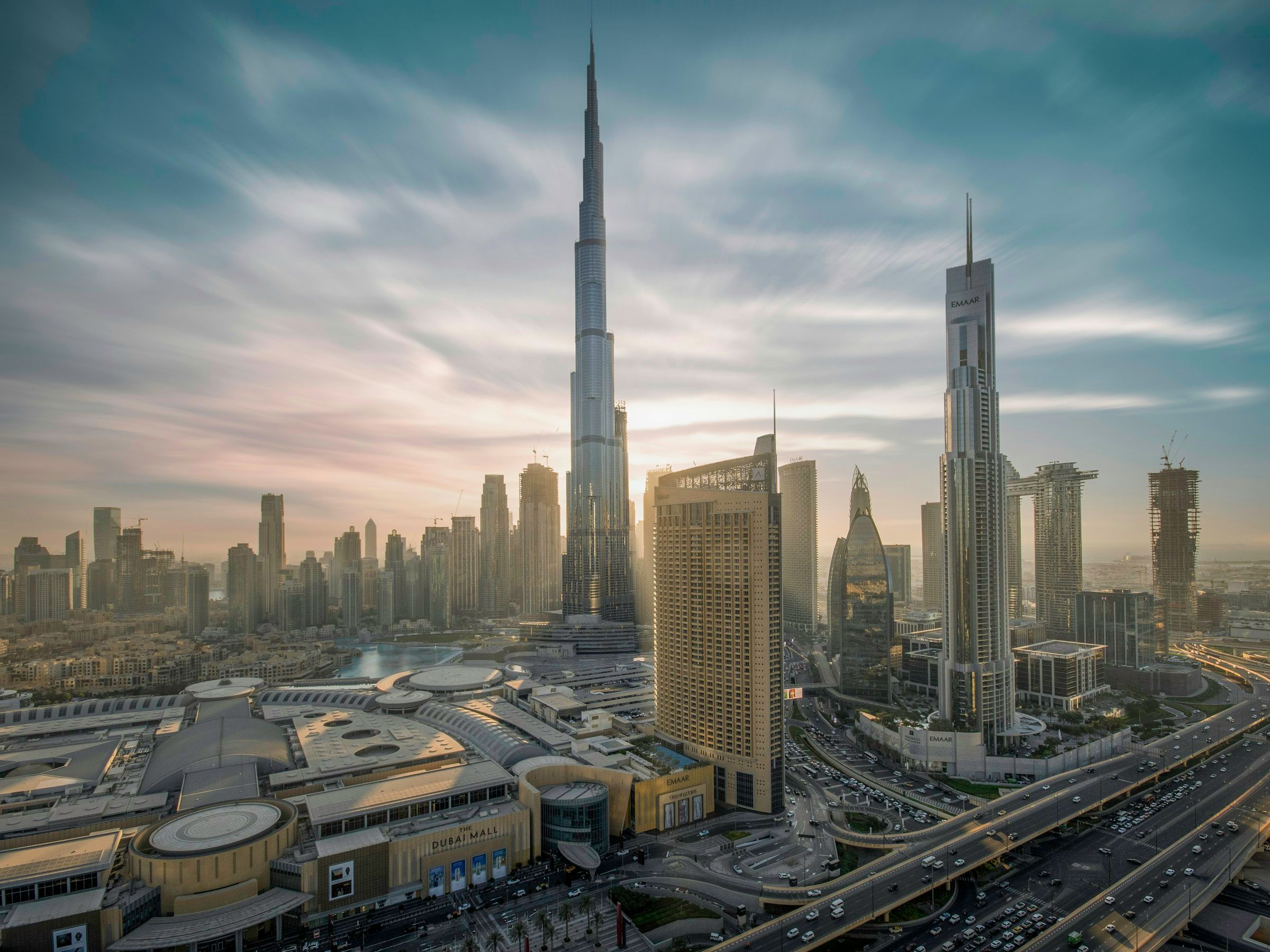 Dubai iş merkezi bölgesinde sıralanmış ofis kuleleri