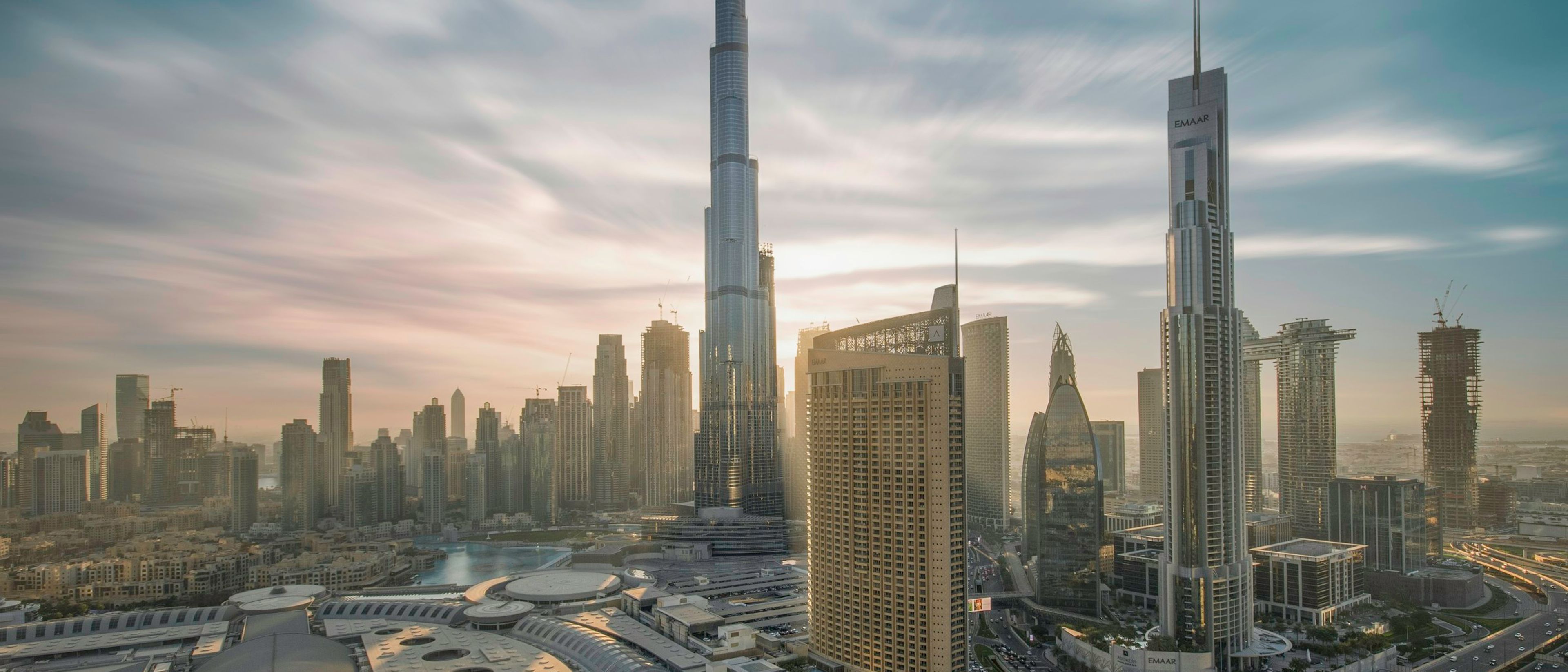 Dubai iş merkezi bölgesinde sıralanmış ofis kuleleri