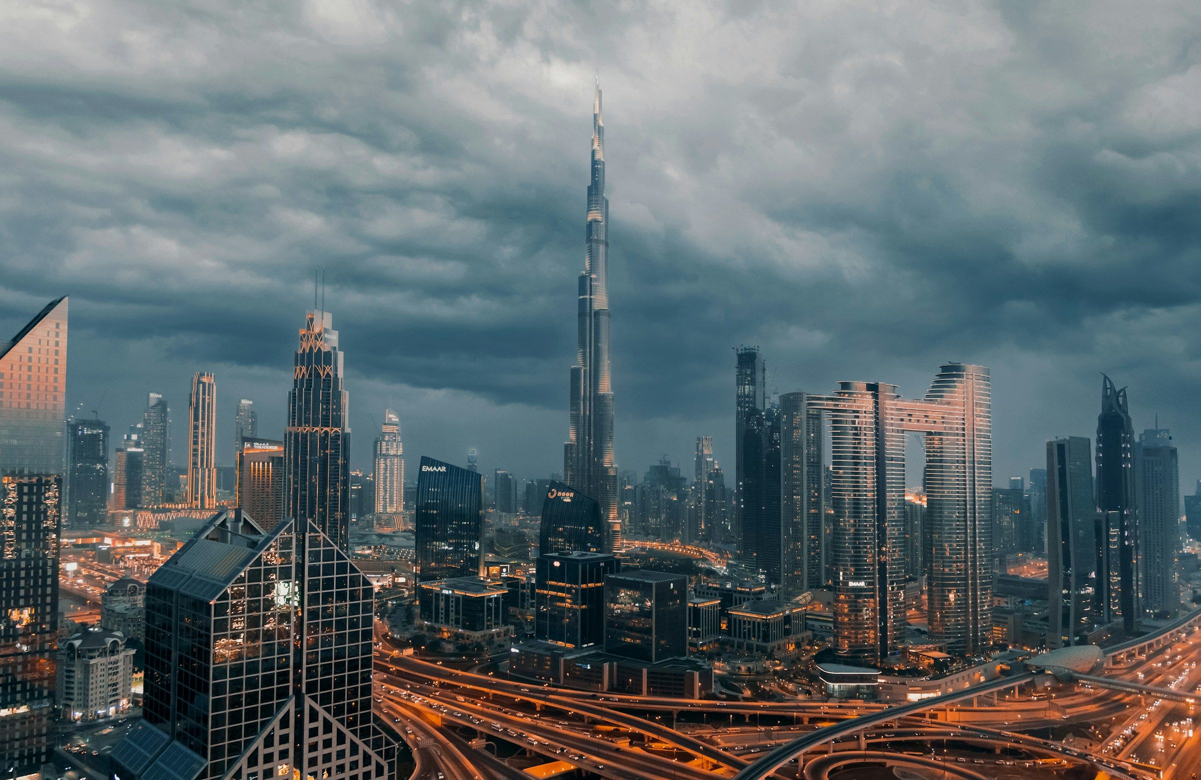 Dubai'nin yüksek katlı yapılardan oluşan geniş silueti