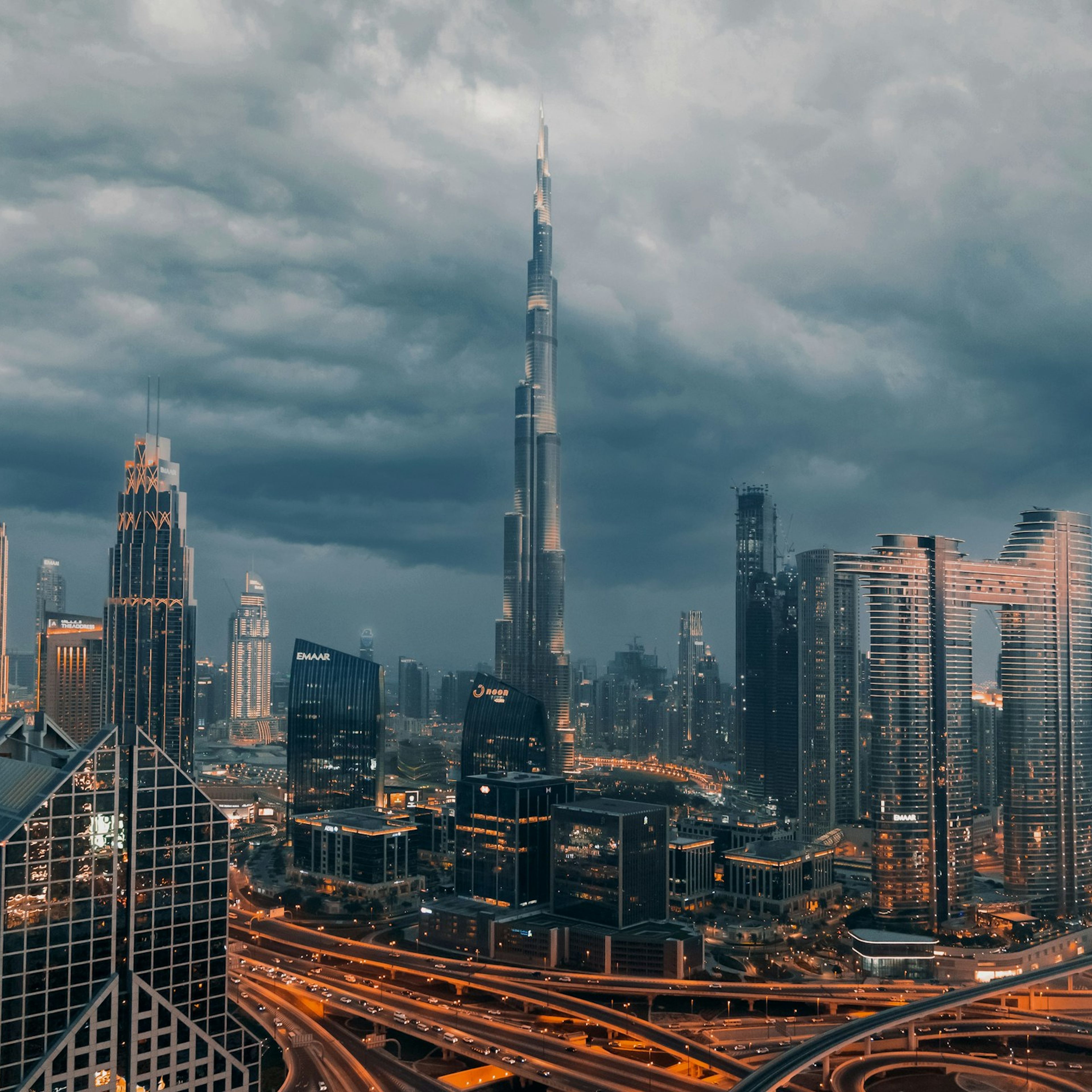 Dubai'nin yüksek katlı yapılardan oluşan geniş silueti