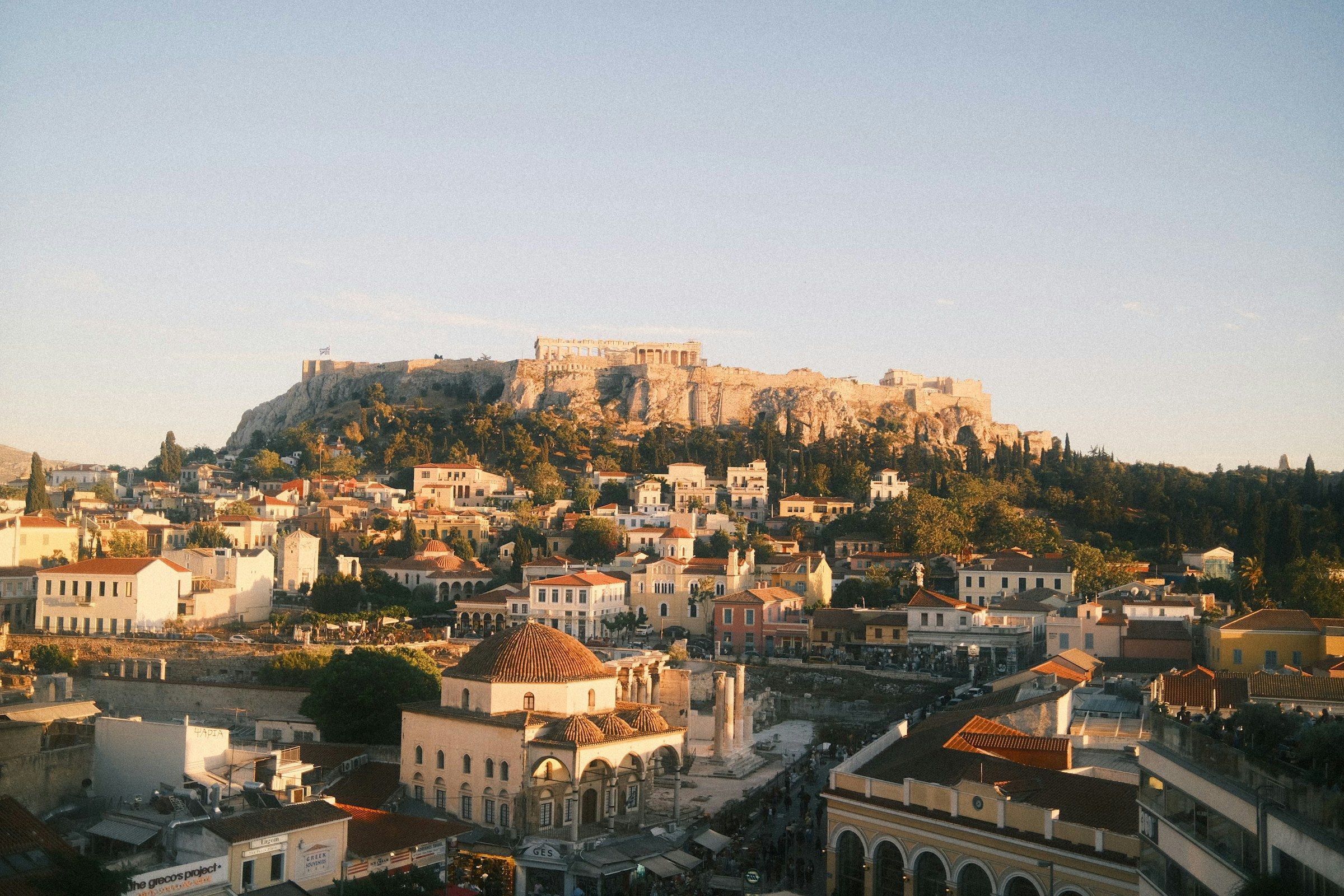 Atina, tepedeki Akropolis ve altındaki şehir dokusu
