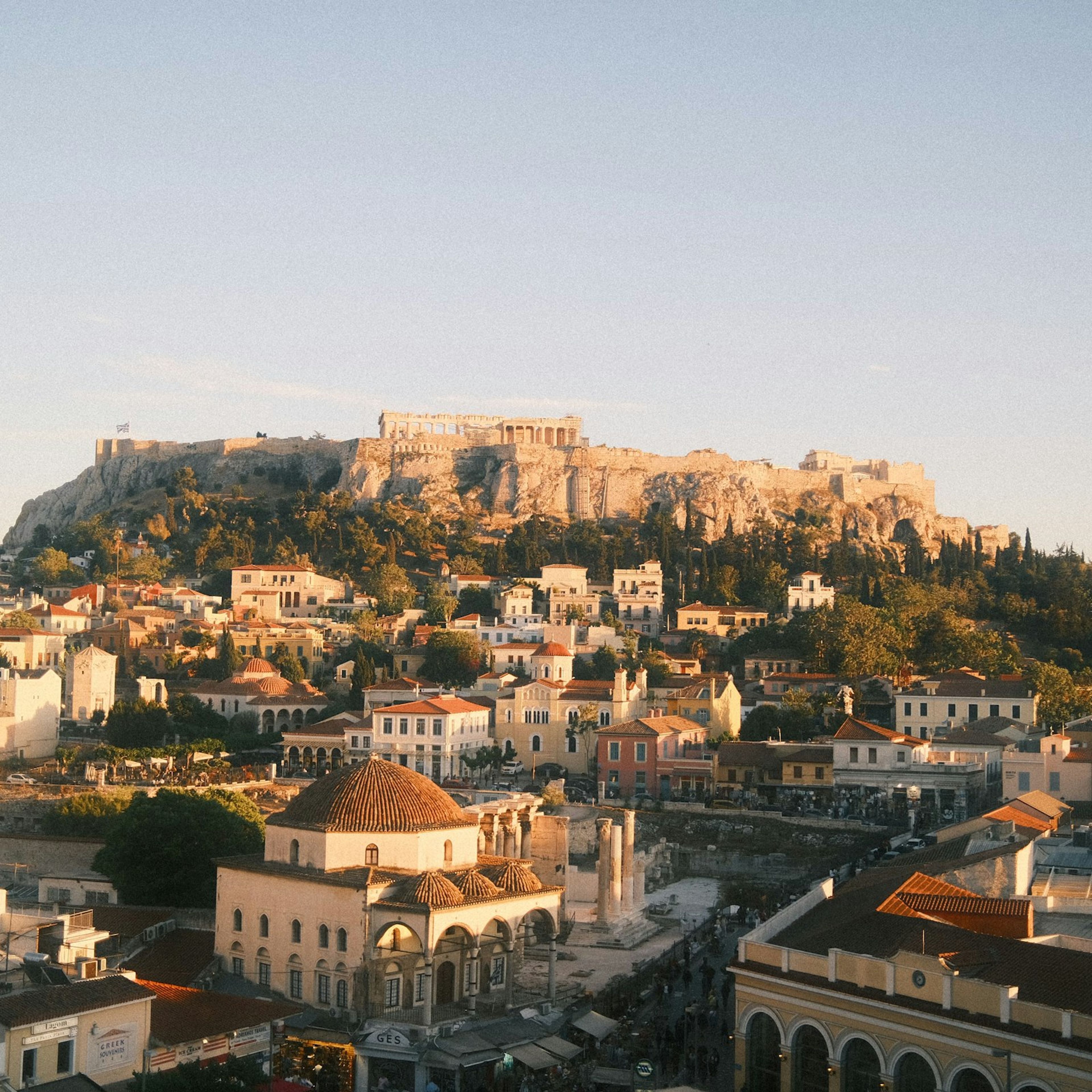 Atina, tepedeki Akropolis ve altındaki şehir dokusu