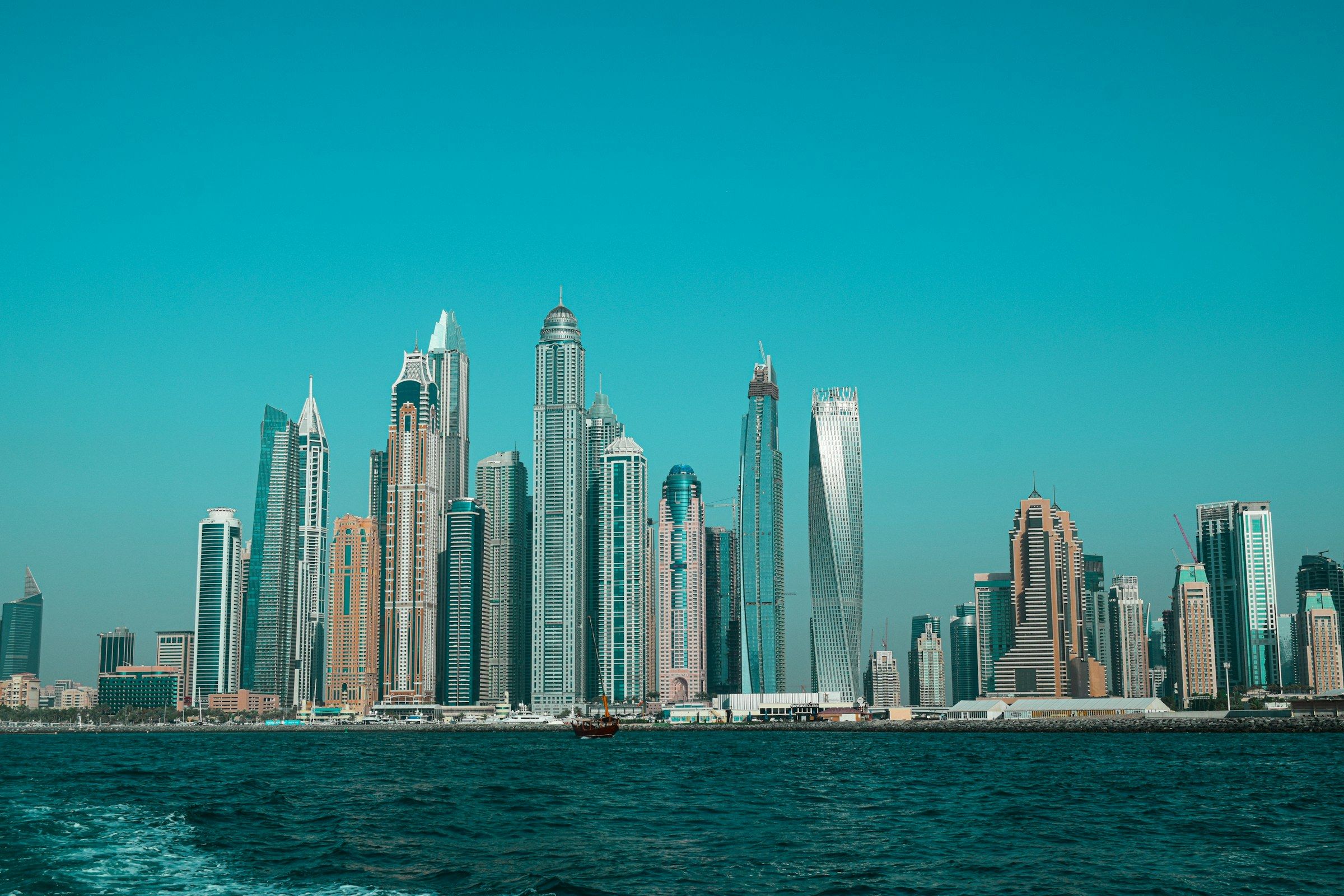 Dubai Marina'nın deniz tarafından silueti