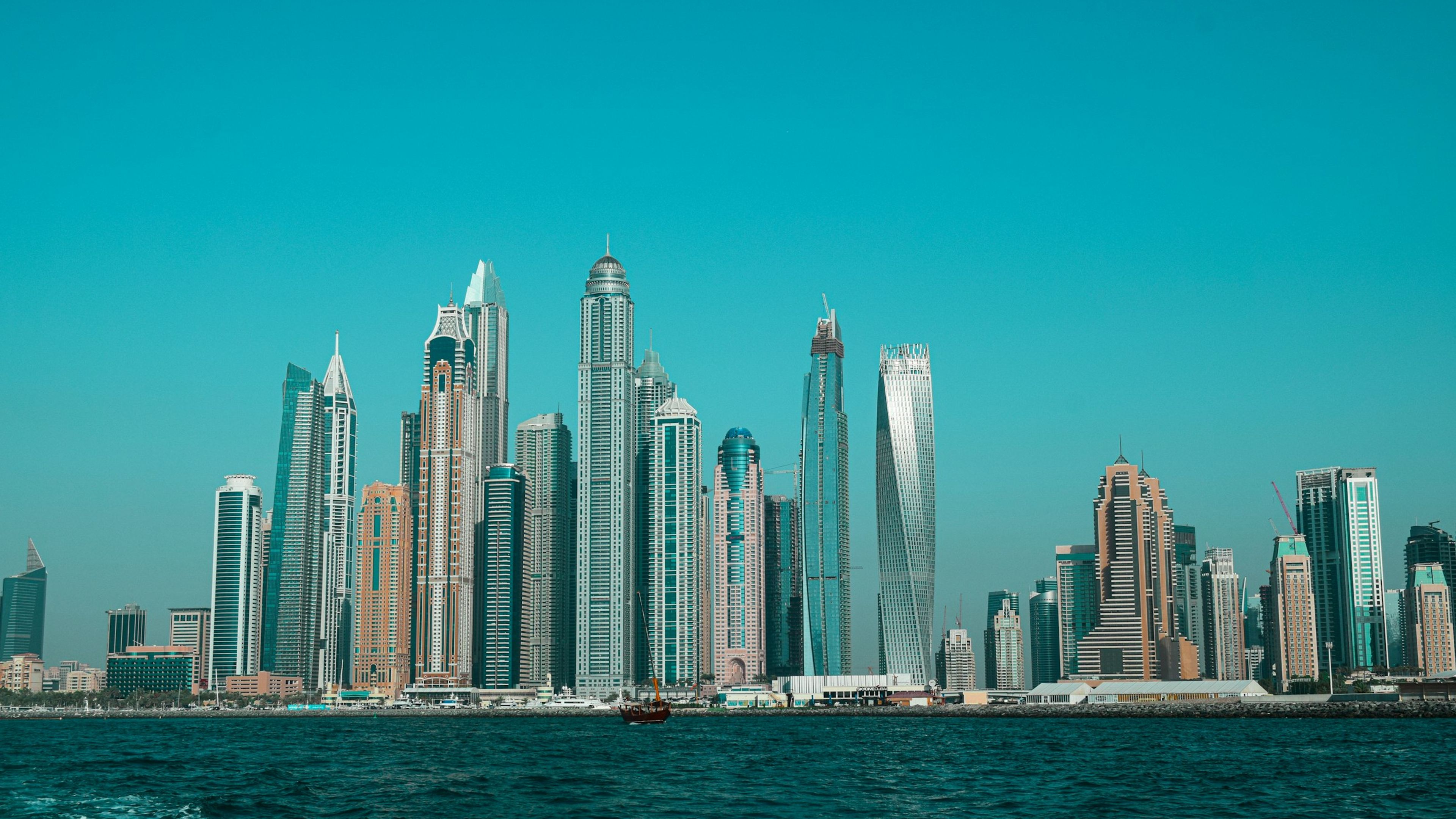 Dubai Marina'nın deniz tarafından silueti