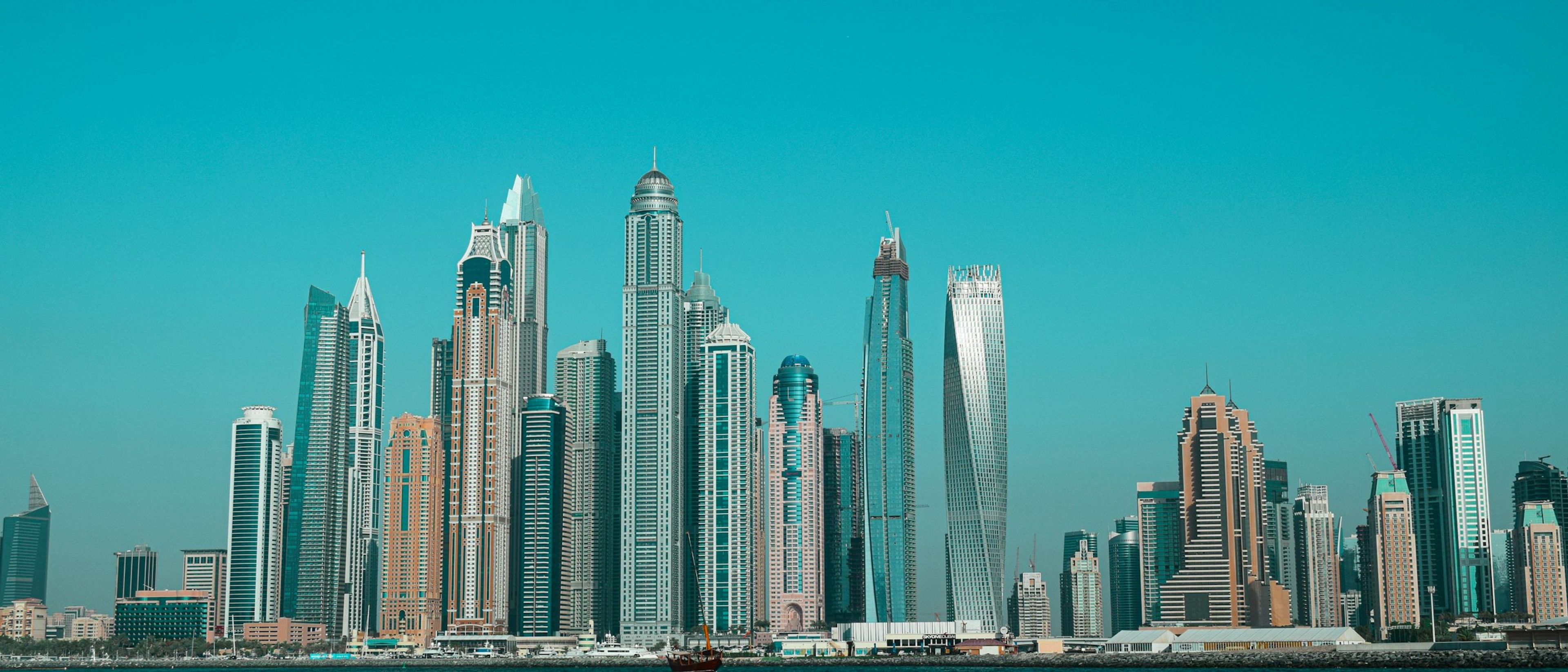 Dubai Marina'nın deniz tarafından silueti