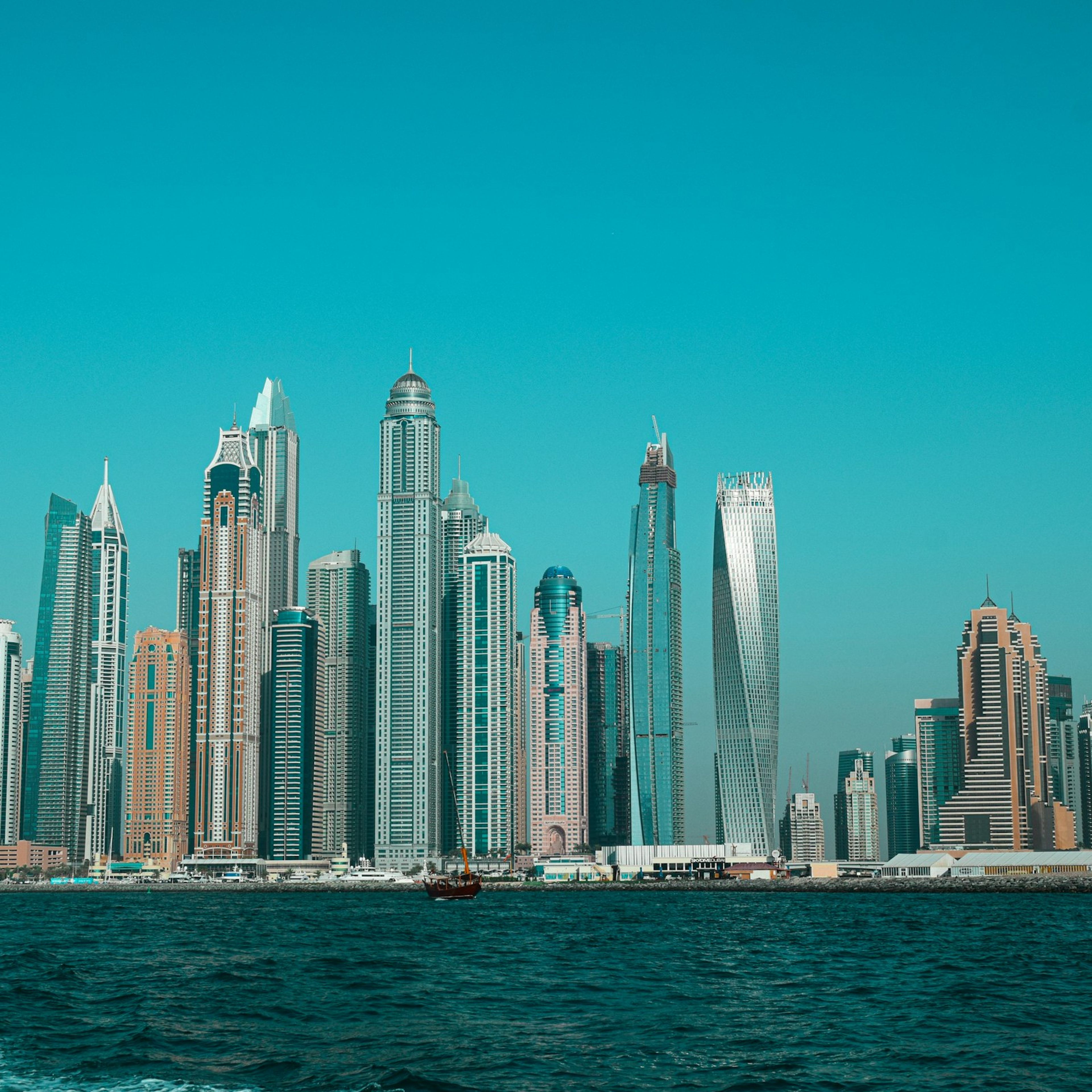 Dubai Marina'nın deniz tarafından silueti