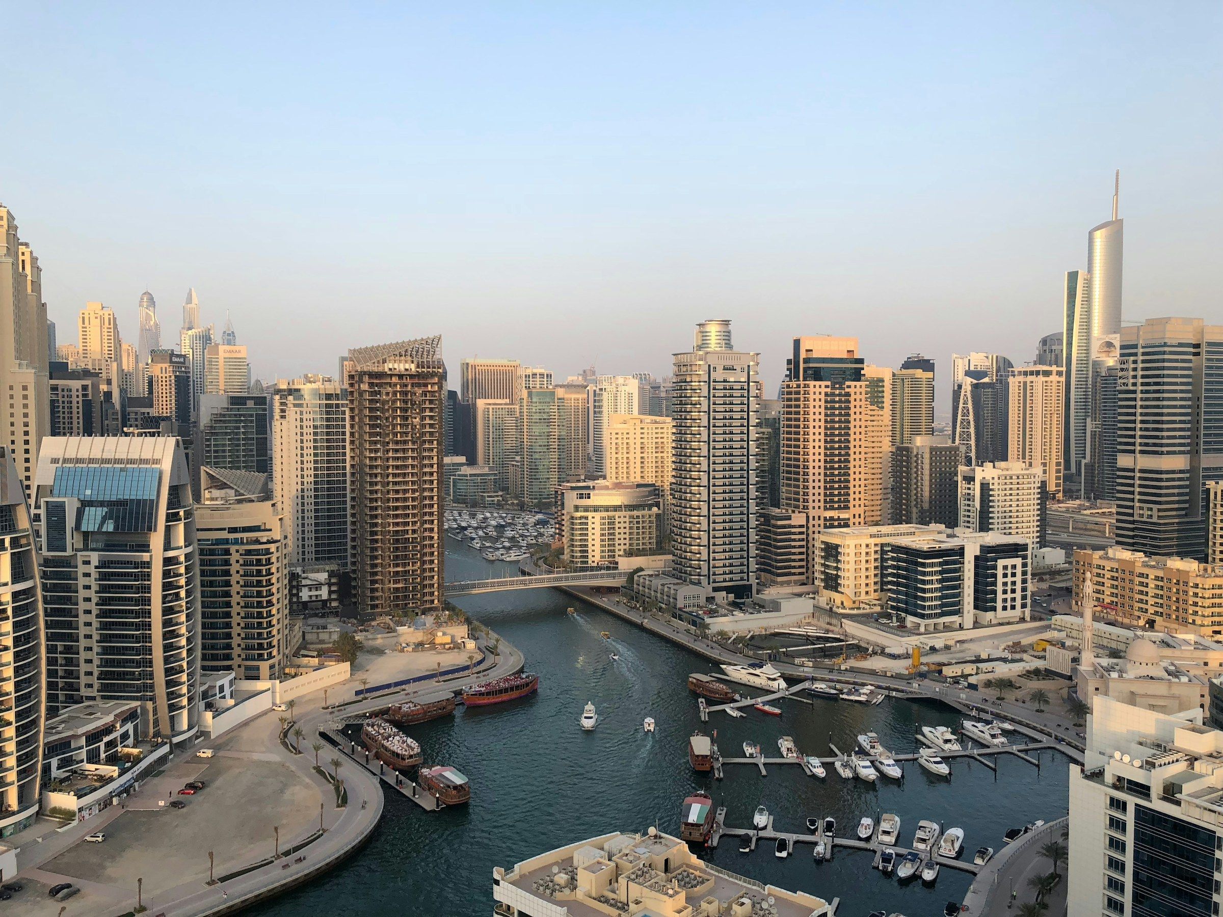 Dubai Marina Promenade, kanal boyunca uzanan konut kuleleri