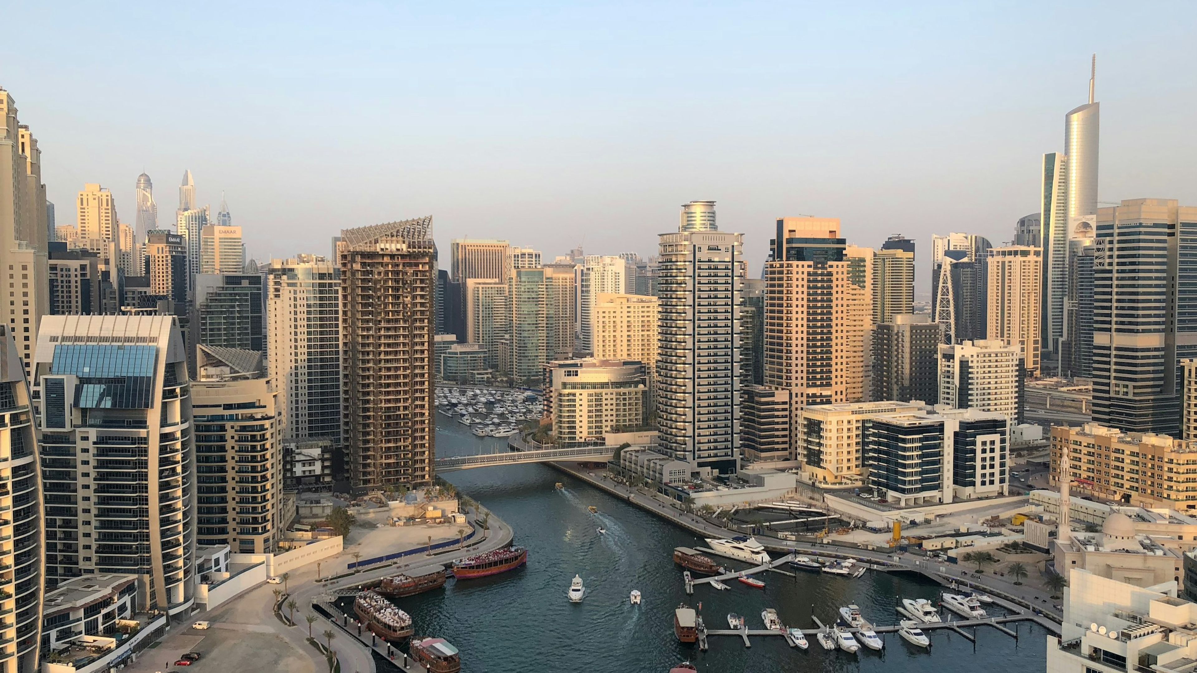 Dubai Marina Promenade, kanal boyunca uzanan konut kuleleri