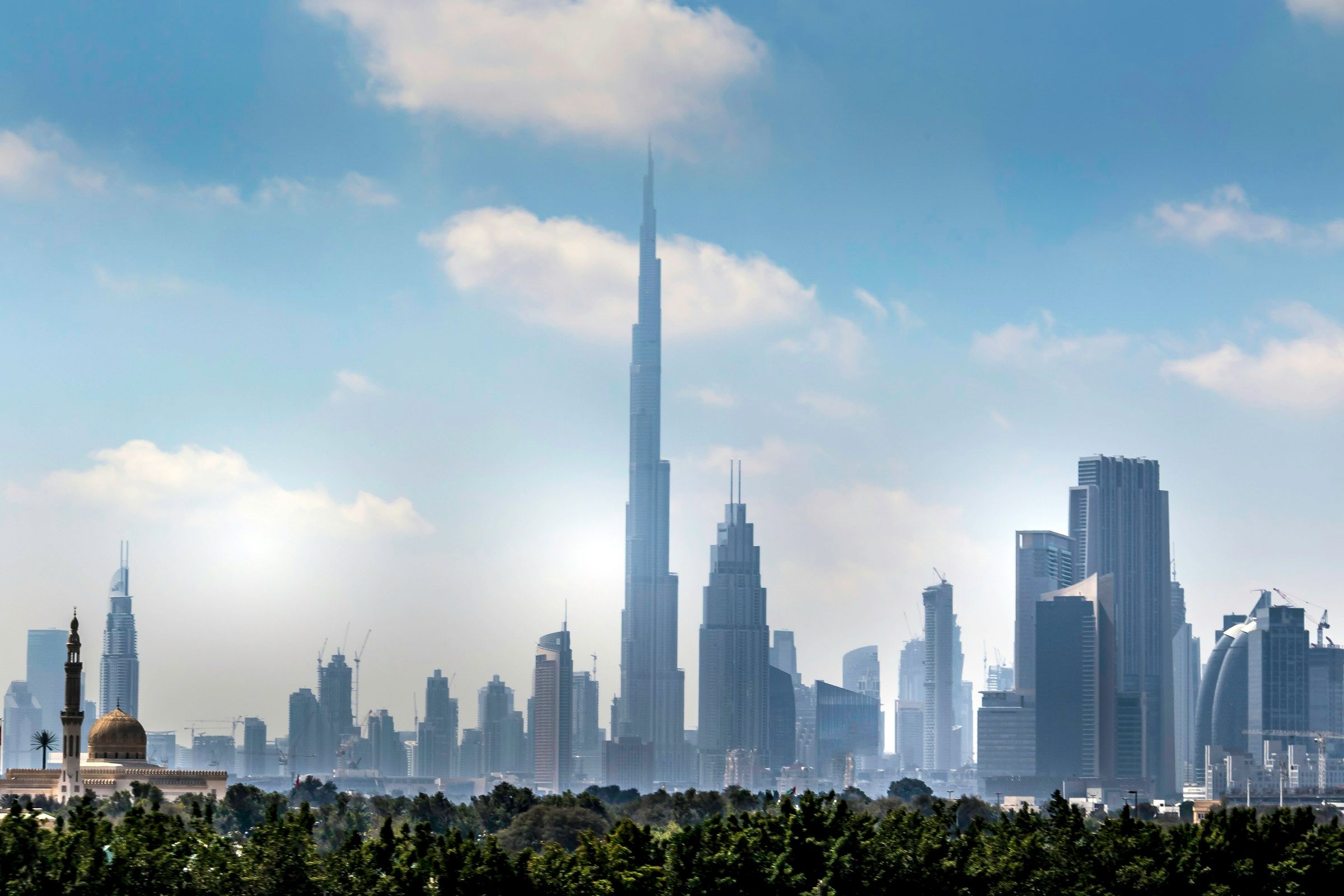 Dubai silueti, Burj Khalifa ve çevresindeki kuleler puslu gün ışığında