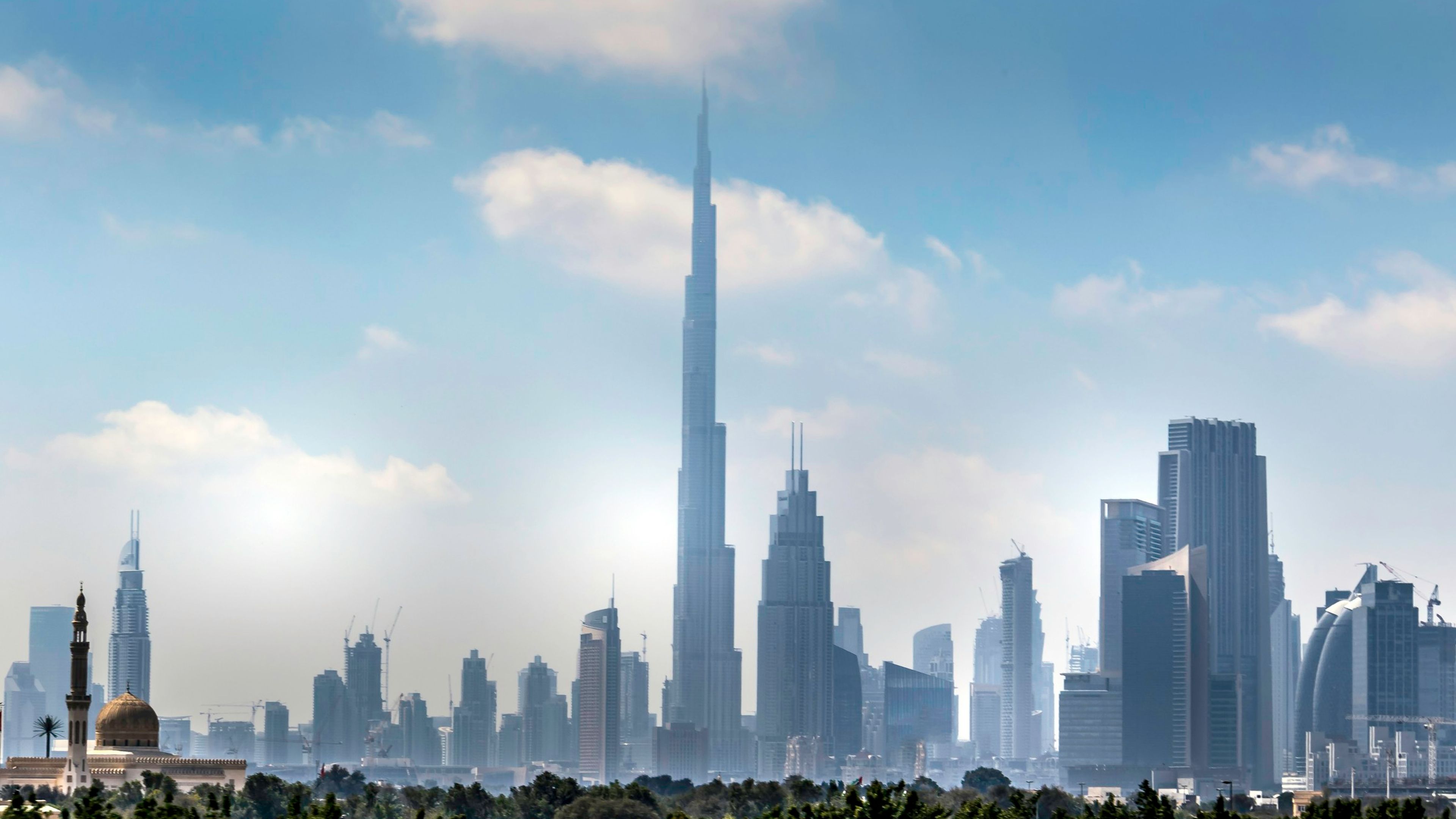 Dubai silueti, Burj Khalifa ve çevresindeki kuleler puslu gün ışığında