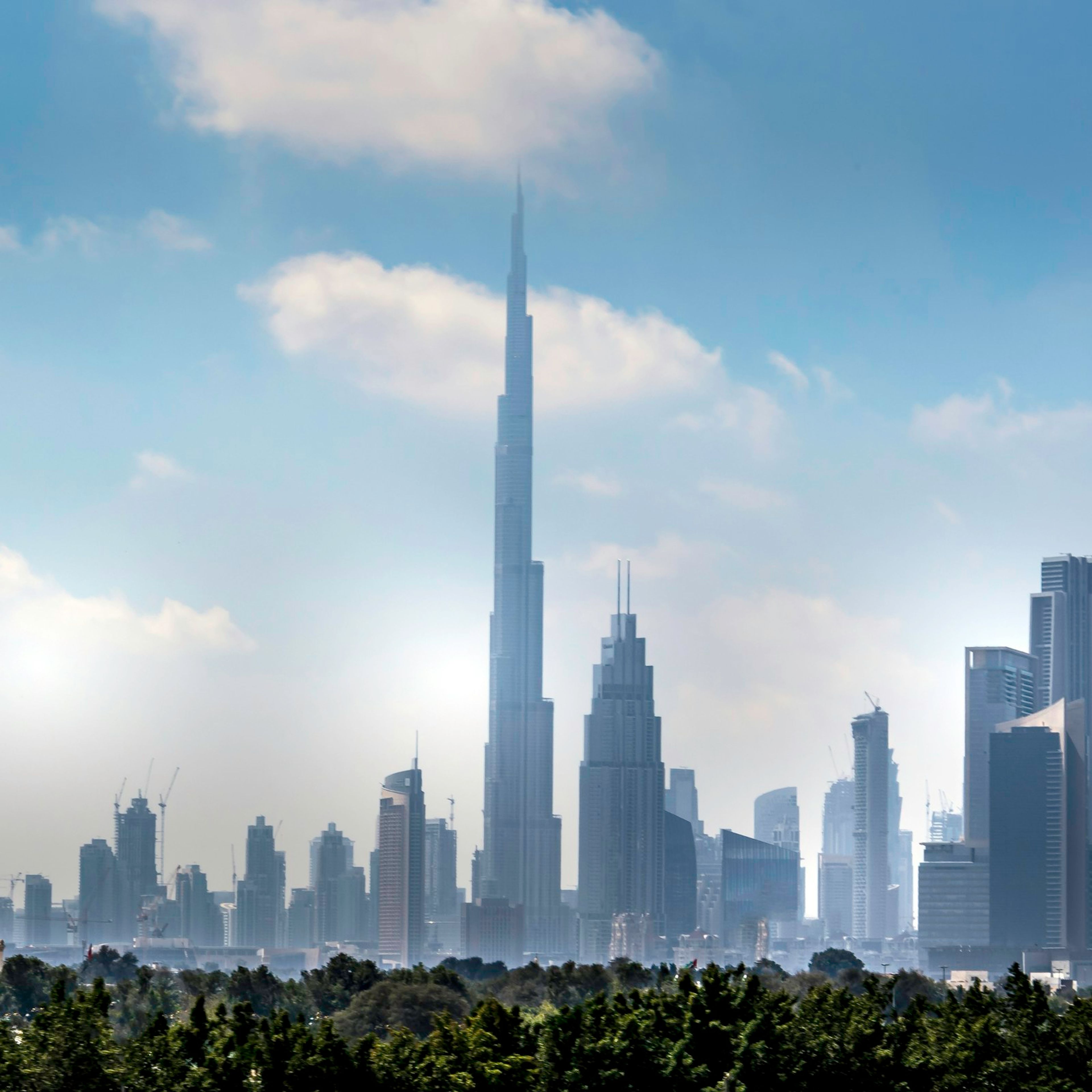 Dubai silueti, Burj Khalifa ve çevresindeki kuleler puslu gün ışığında