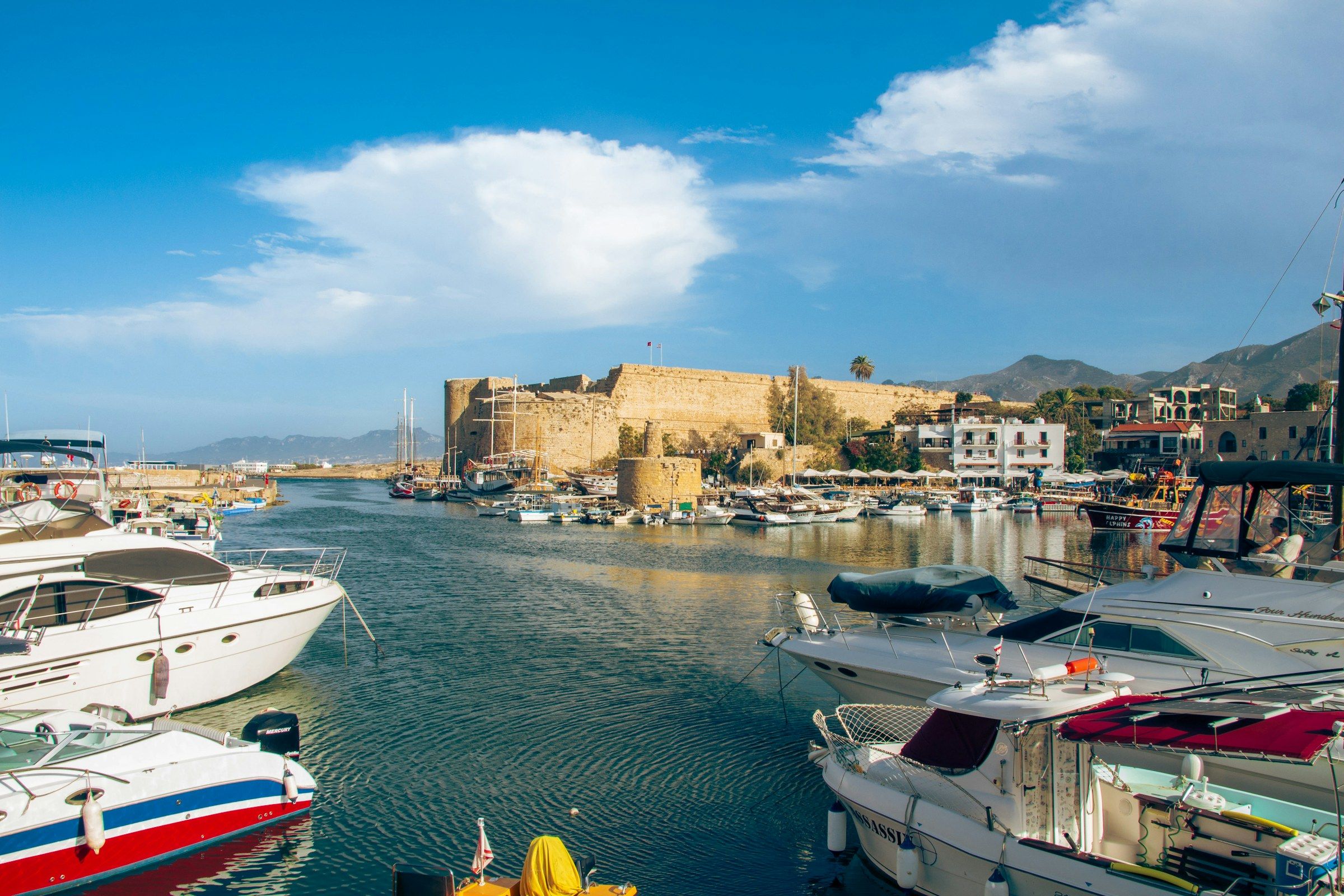 Girne limanı, tekneler ve arkasındaki kale