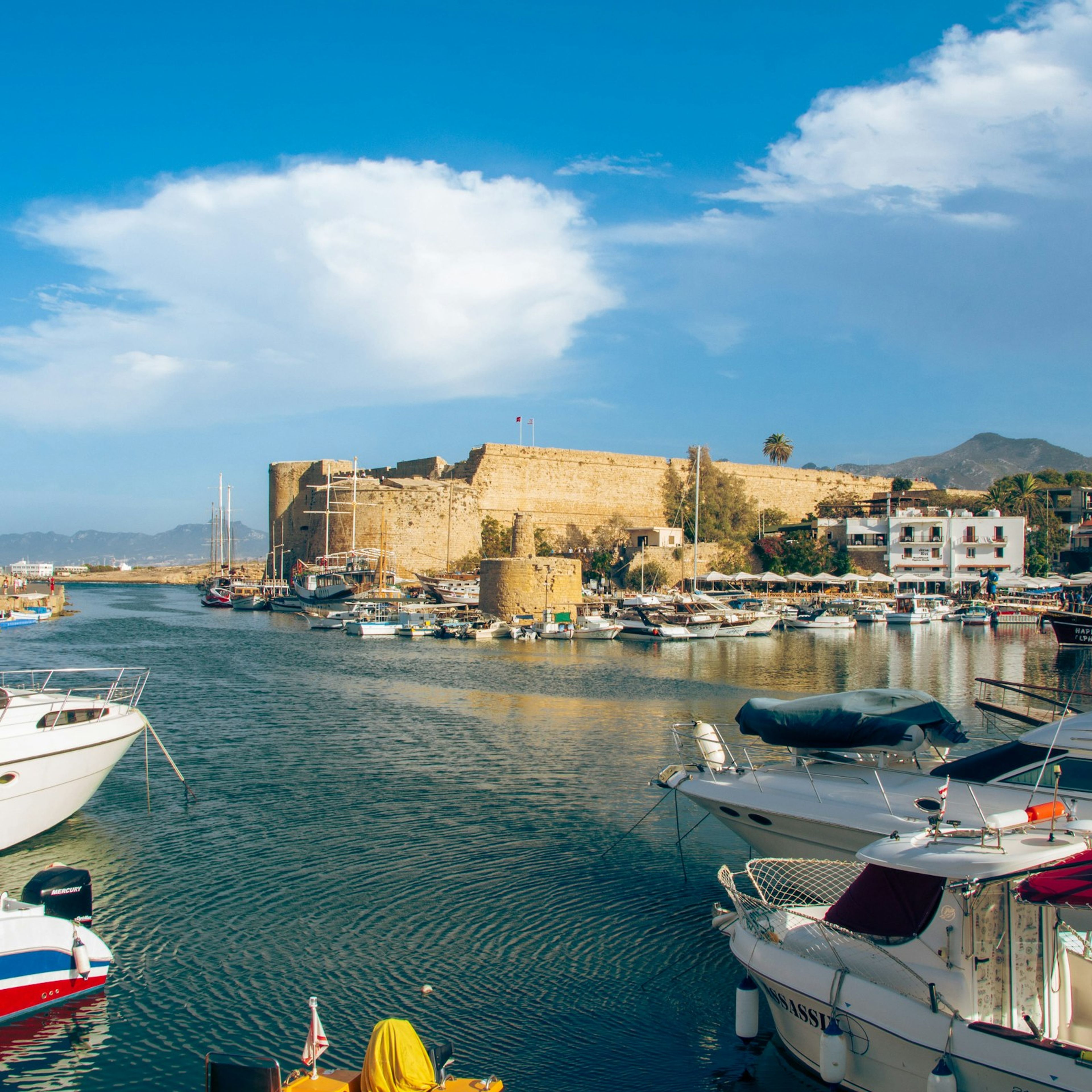 Girne limanı, tekneler ve arkasındaki kale