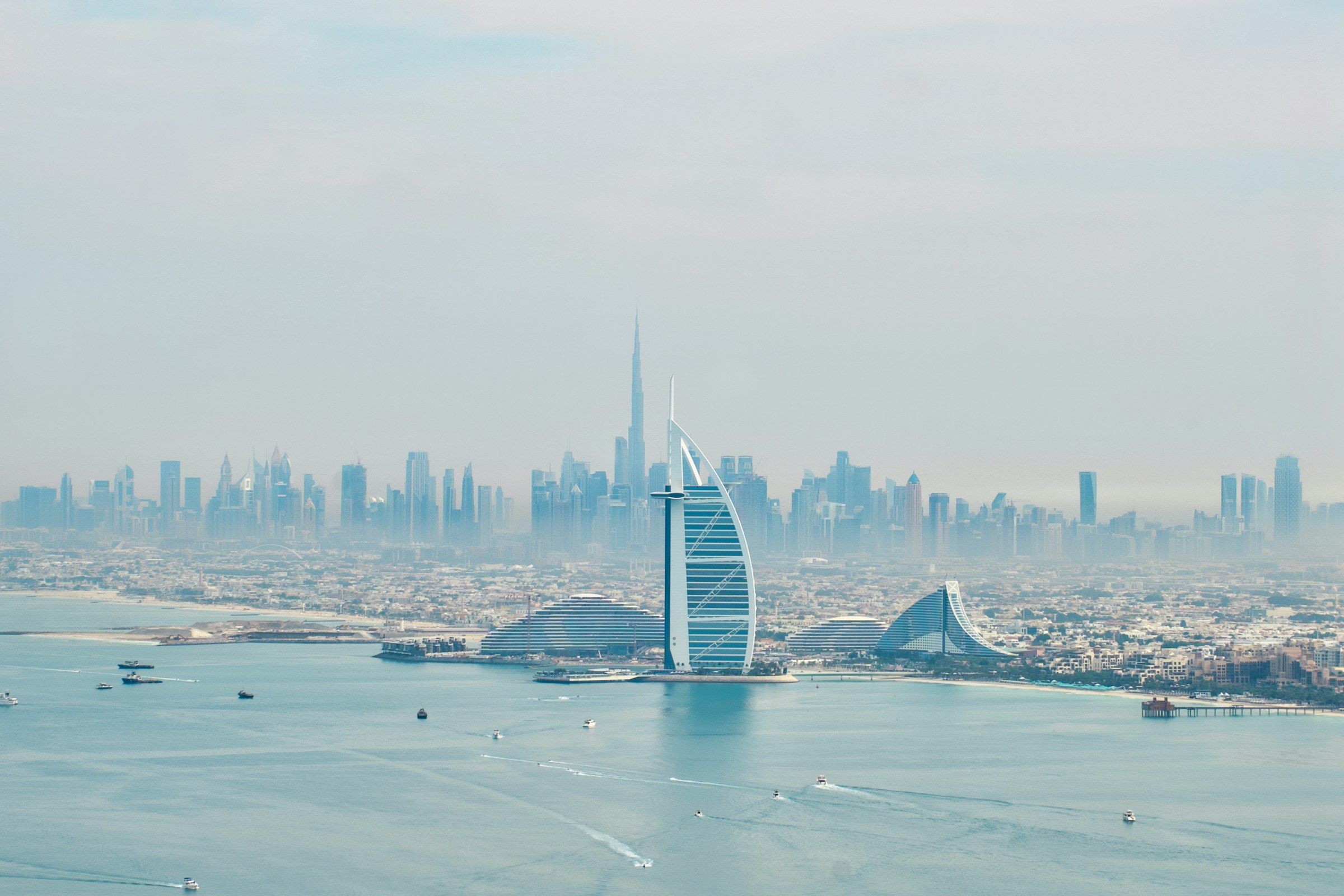Dubai'nin deniz tarafından silueti, puslu ve serin gün ışığında