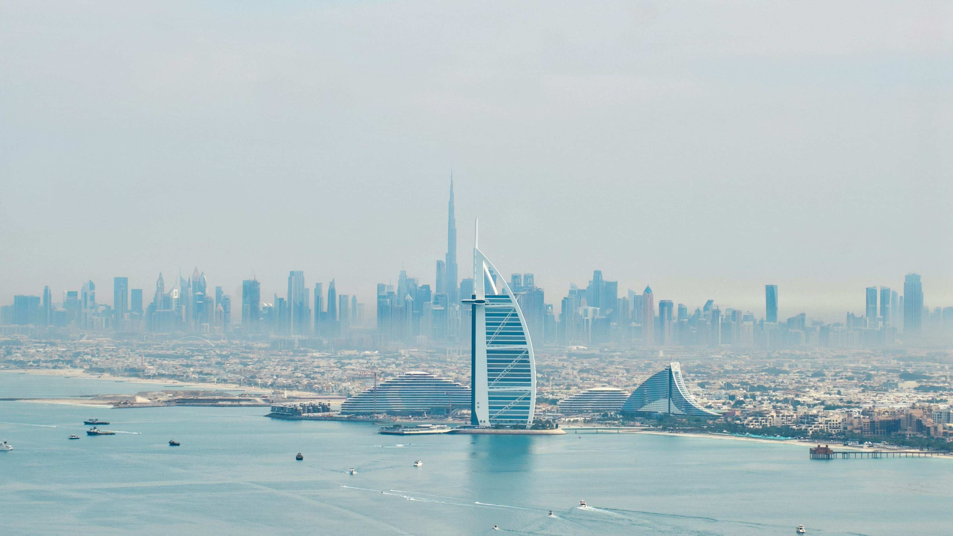 Dubai'nin deniz tarafından silueti, puslu ve serin gün ışığında