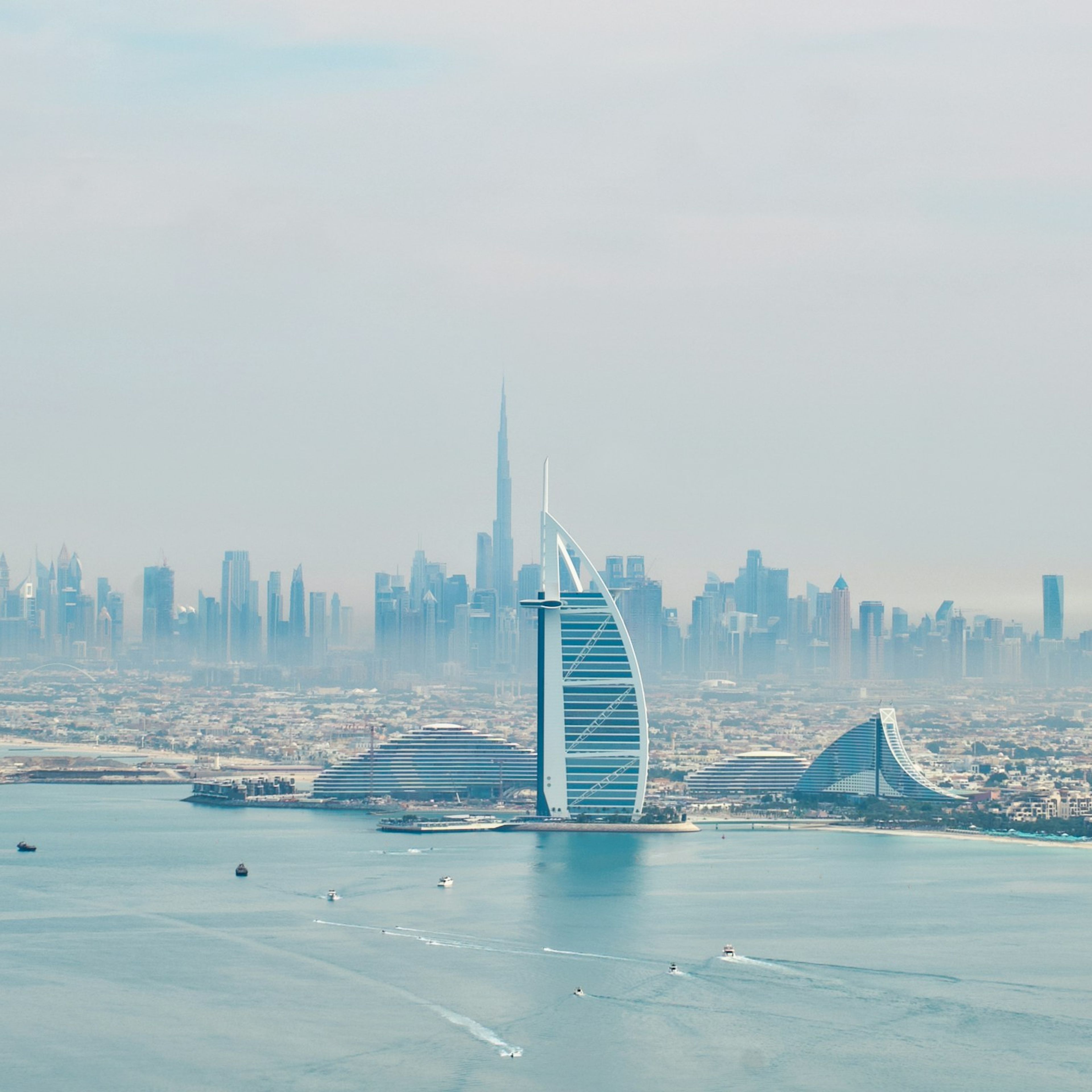 Dubai'nin deniz tarafından silueti, puslu ve serin gün ışığında