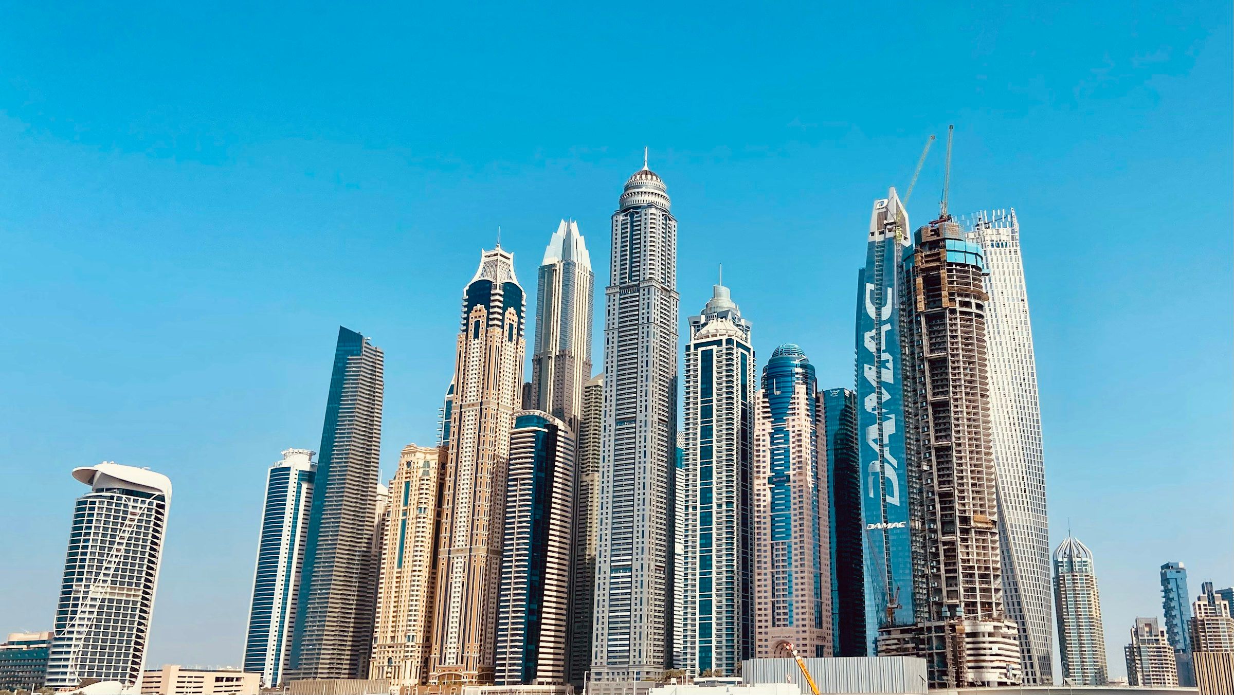 Dubai Marina'da yan yana yükselen konut kuleleri