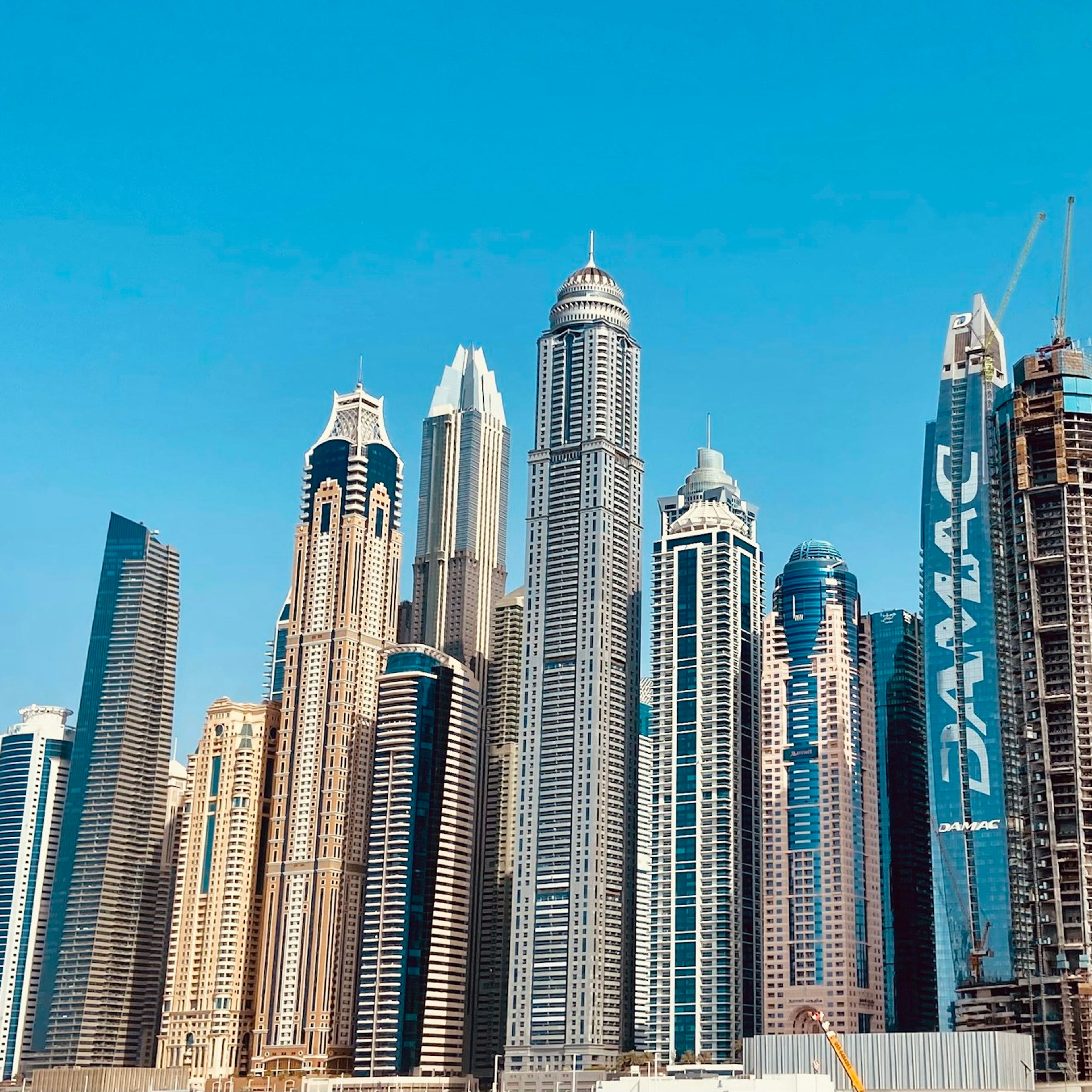 Dubai Marina'da yan yana yükselen konut kuleleri