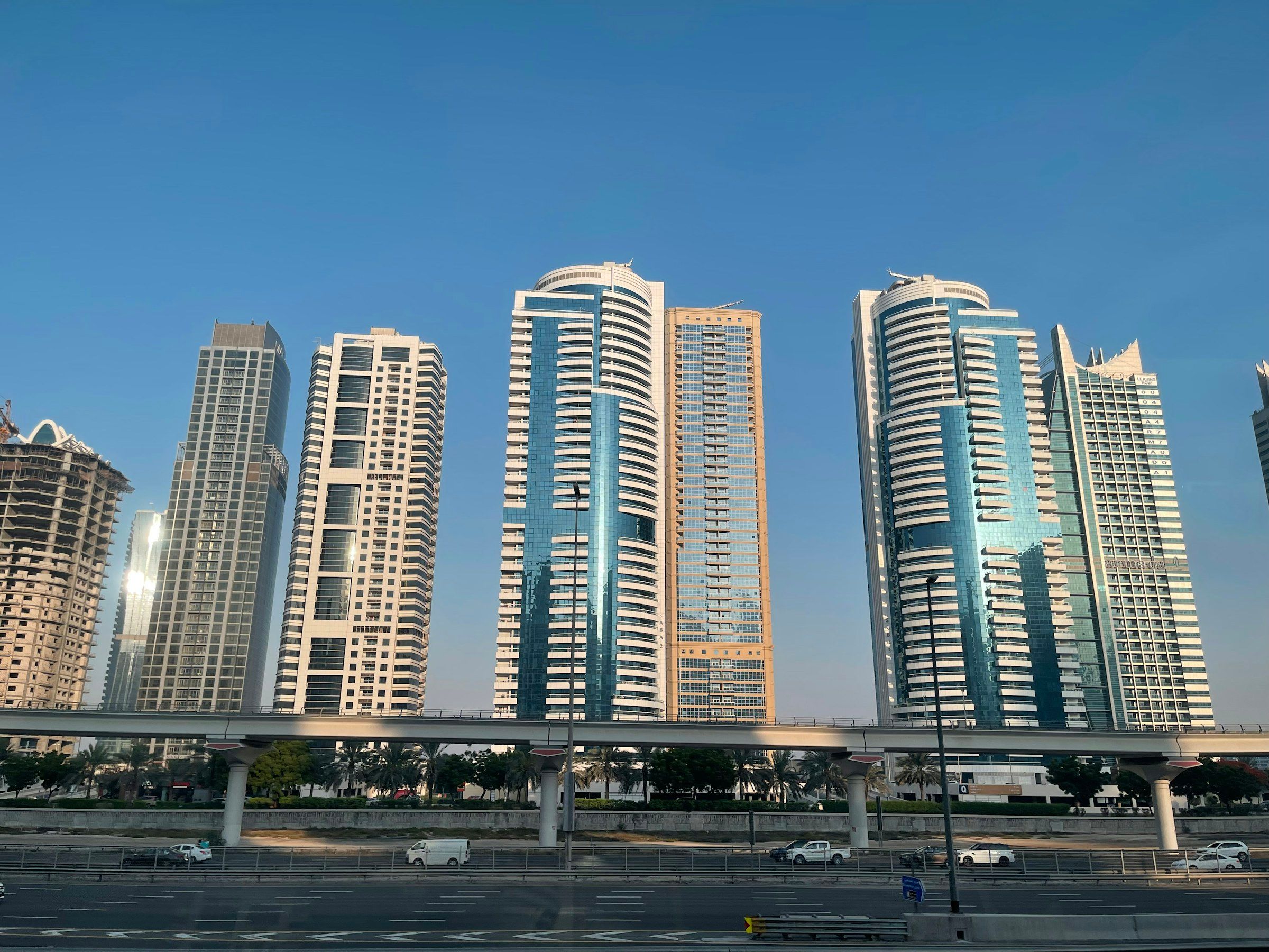 Dubai Marina, cadde seviyesinden konut kuleleri ve metro viyadüğü