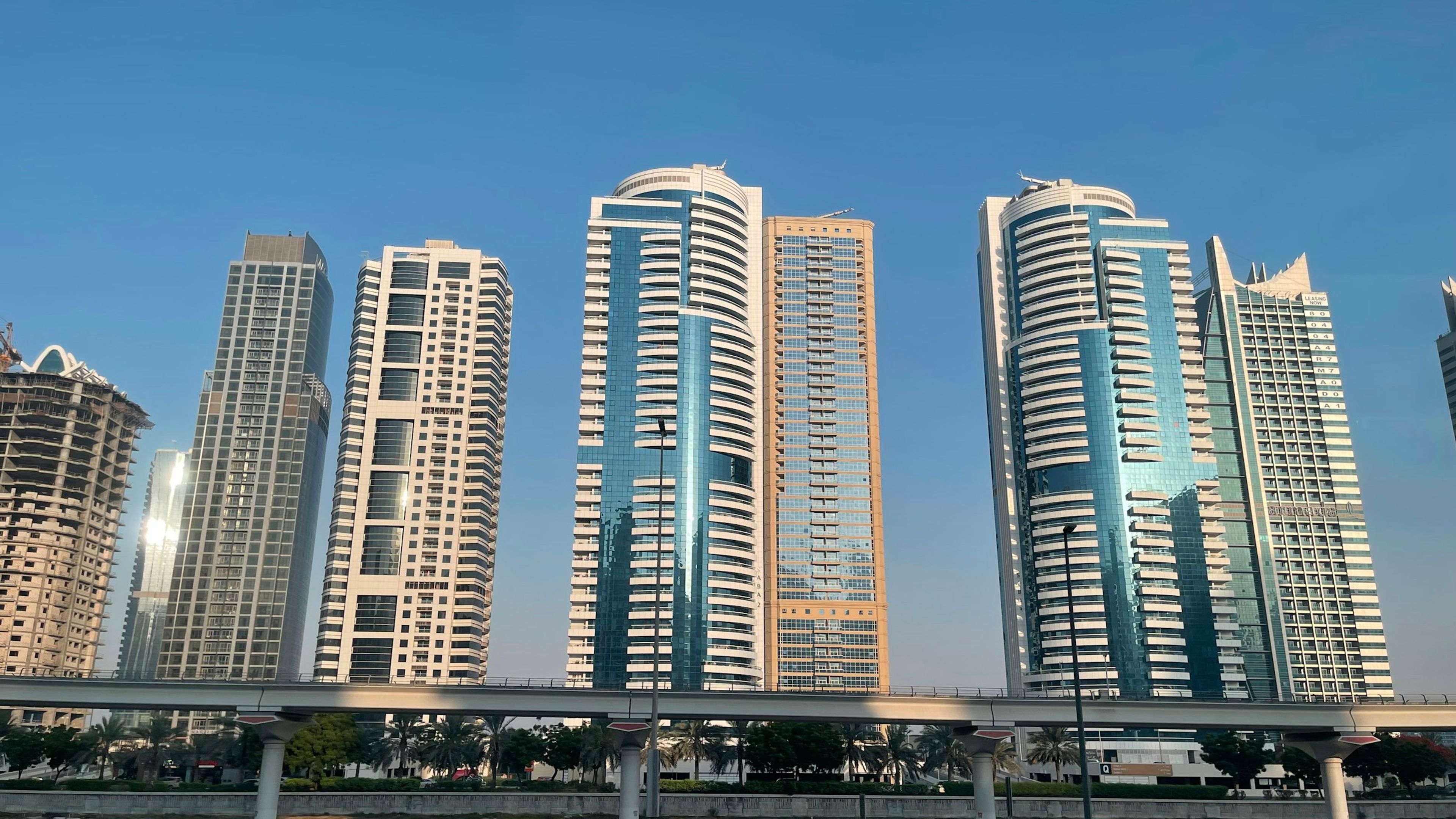 Dubai Marina, cadde seviyesinden konut kuleleri ve metro viyadüğü
