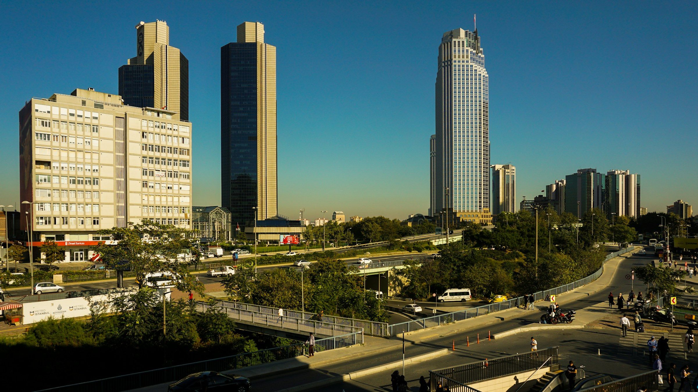 İstanbul Levent'te iş merkezi kuleleri ve çevresindeki şehir dokusu