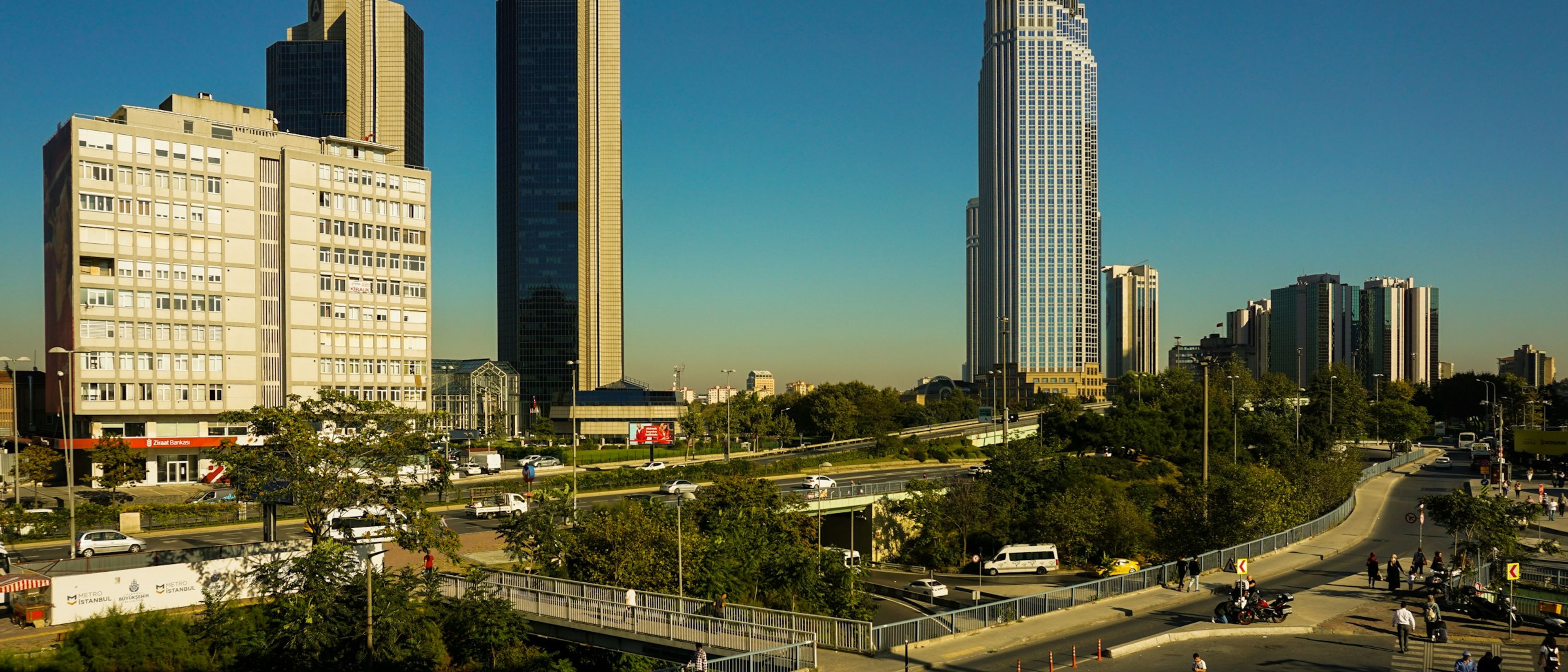 İstanbul Levent'te iş merkezi kuleleri ve çevresindeki şehir dokusu