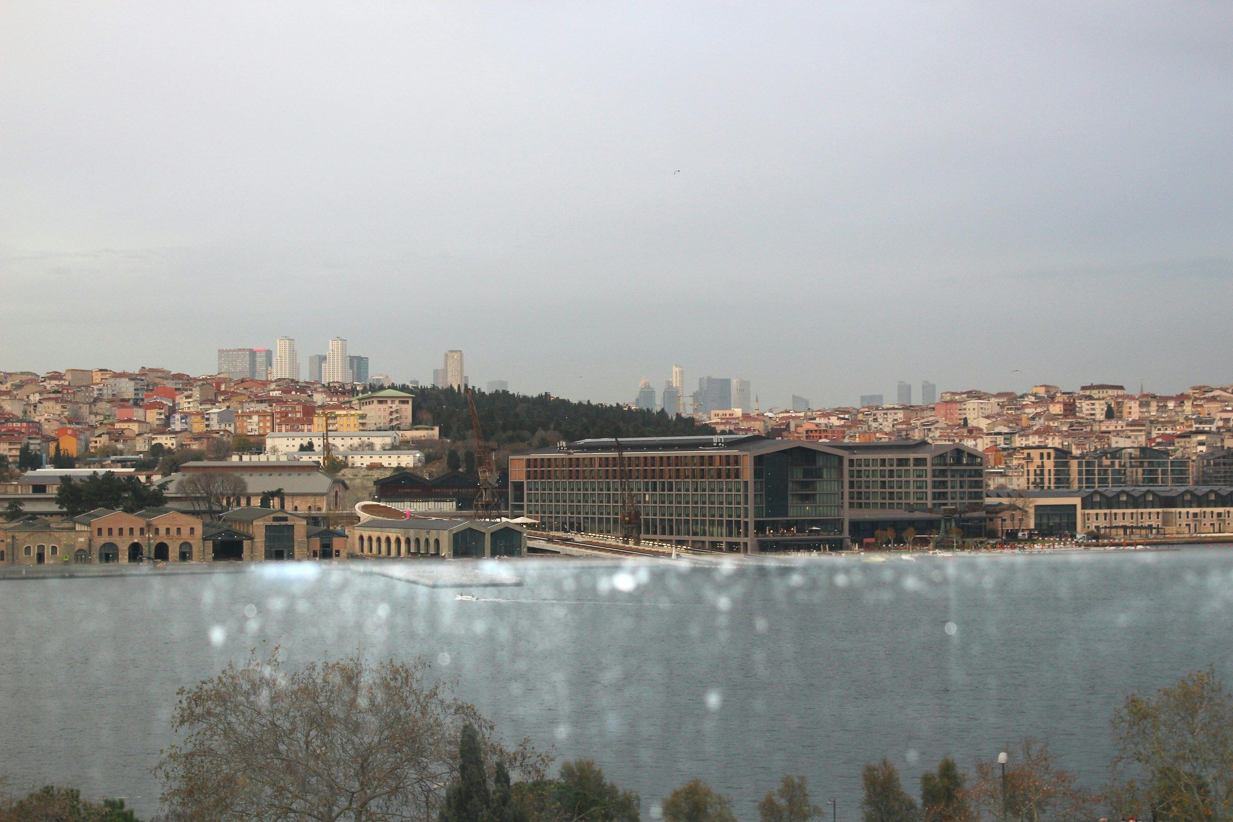 Deniz kıyısındaki İstanbul yerleşimi, yumuşak gün ışığında