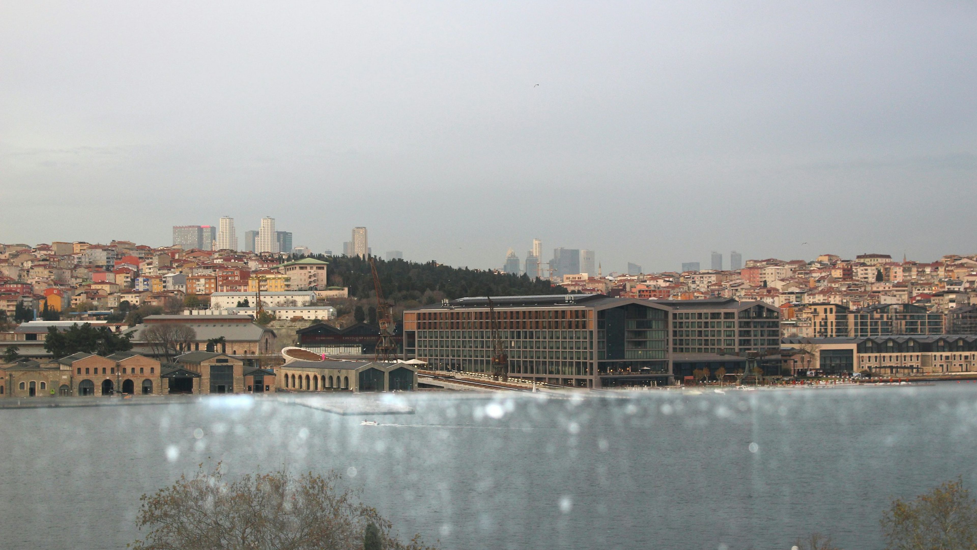 Deniz kıyısındaki İstanbul yerleşimi, yumuşak gün ışığında