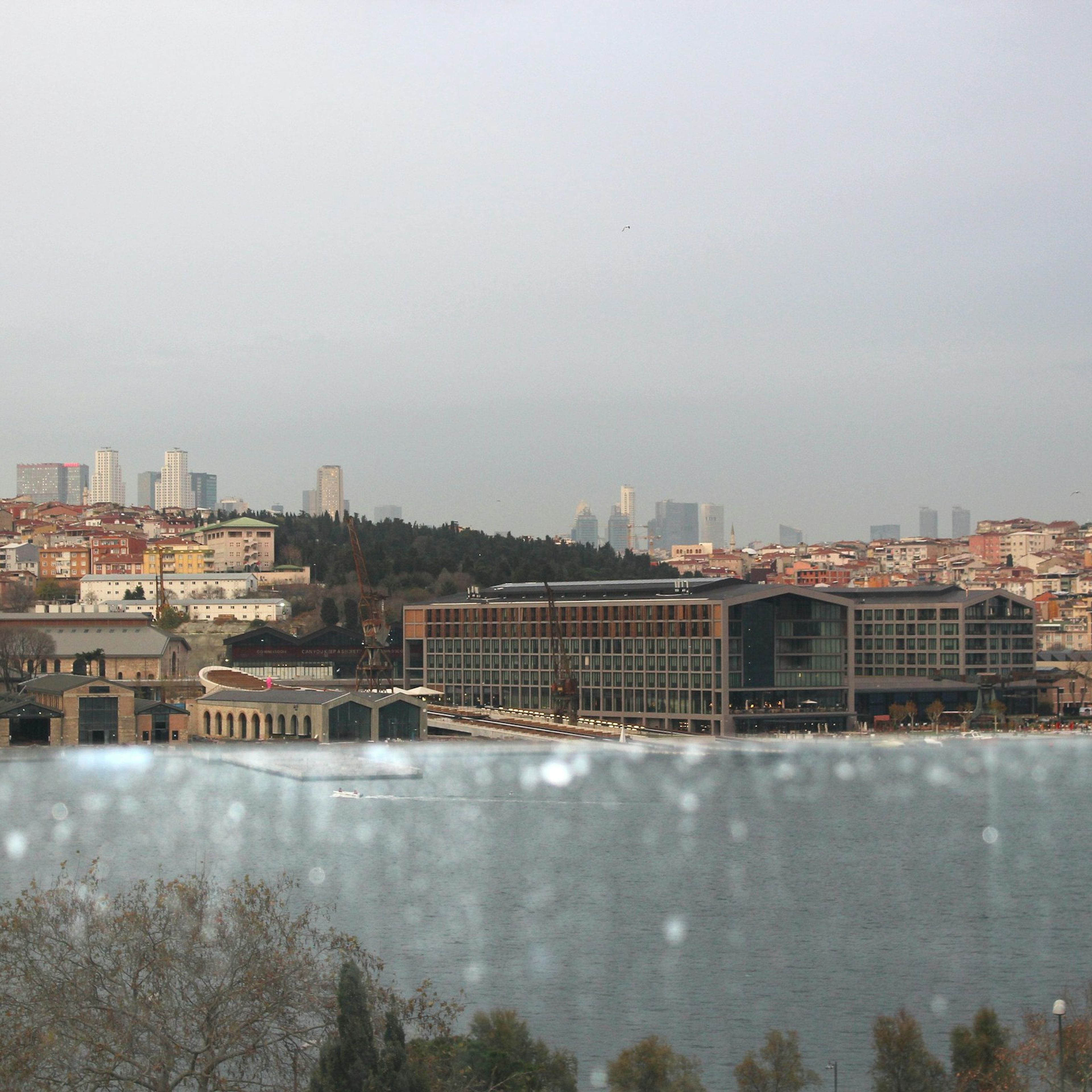Deniz kıyısındaki İstanbul yerleşimi, yumuşak gün ışığında