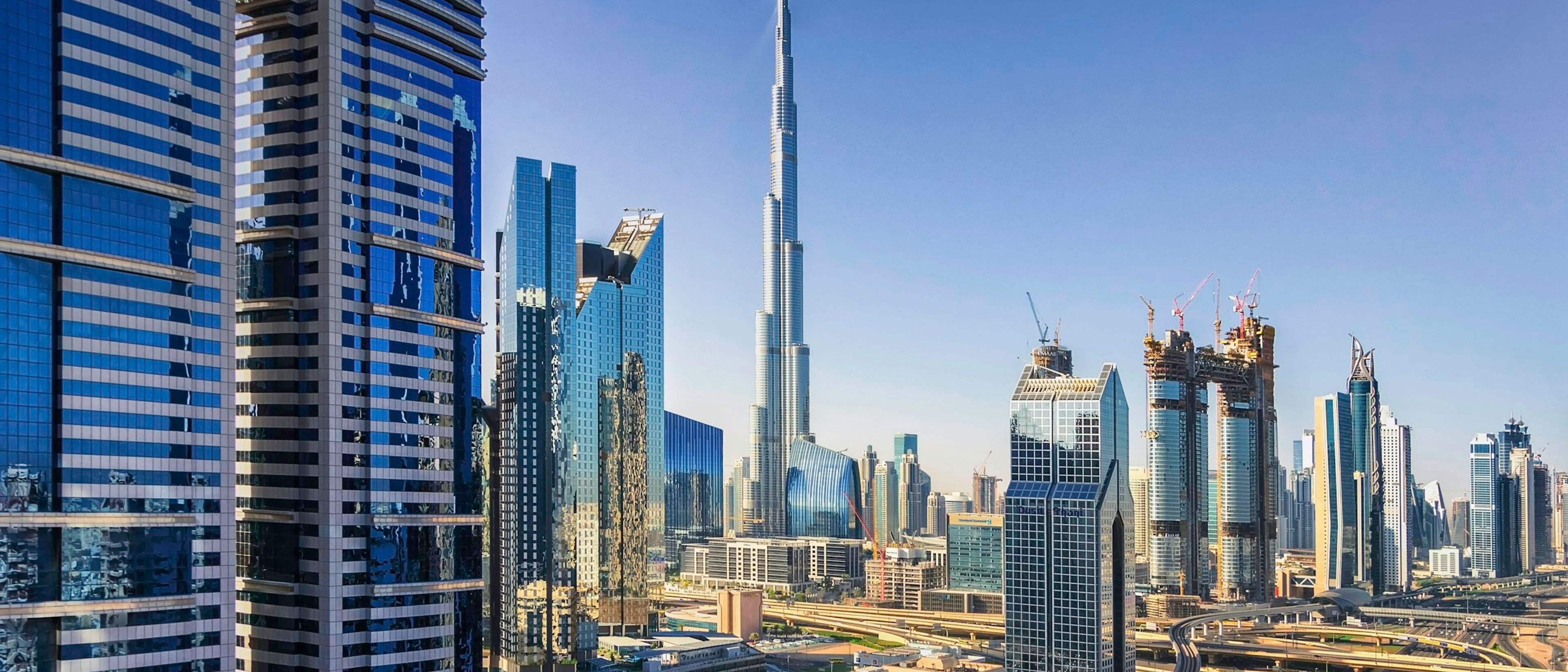 Dubai'de Burj Khalifa ve çevresindeki yüksek katlı kuleler, açık gün ışığında