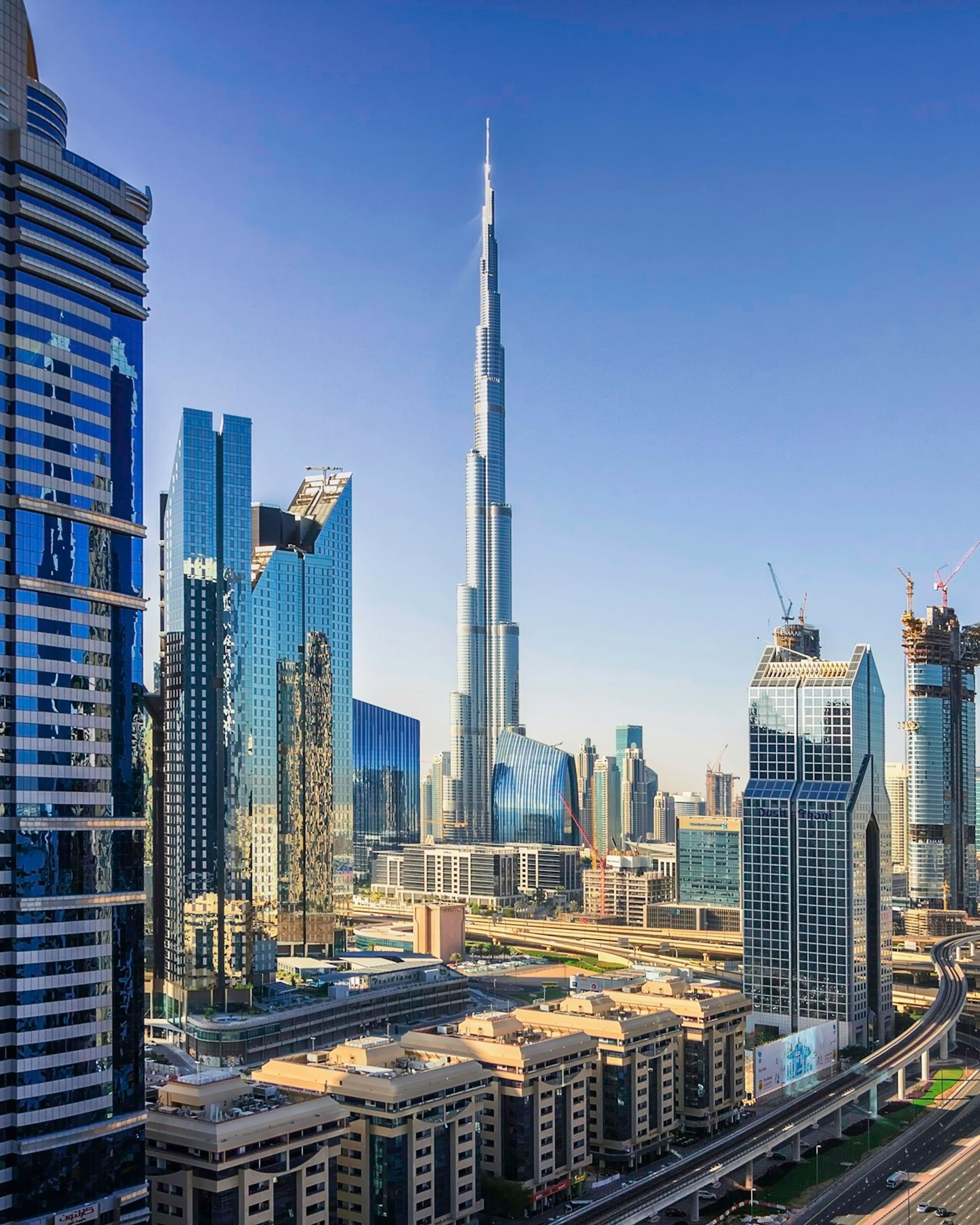Dubai'de Burj Khalifa ve çevresindeki yüksek katlı kuleler, açık gün ışığında
