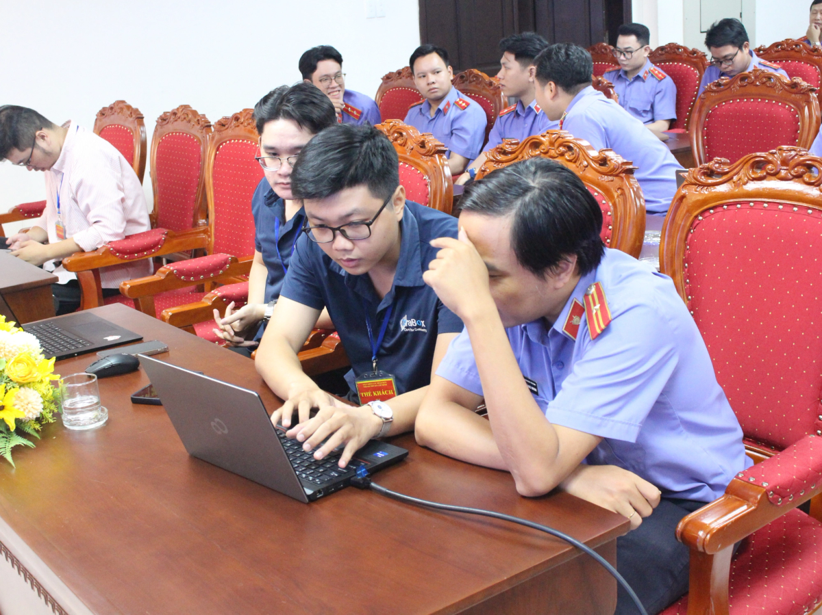Chuyên viên kỹ thuật TeraBox hỗ trợ trực tiếp học viên trong phần thực hành.