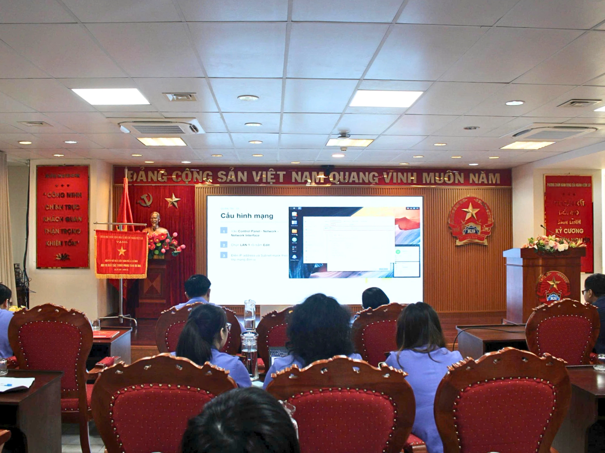 Học viên theo dõi nội dung đào tạo và thực hành trực tiếp trên máy tính.