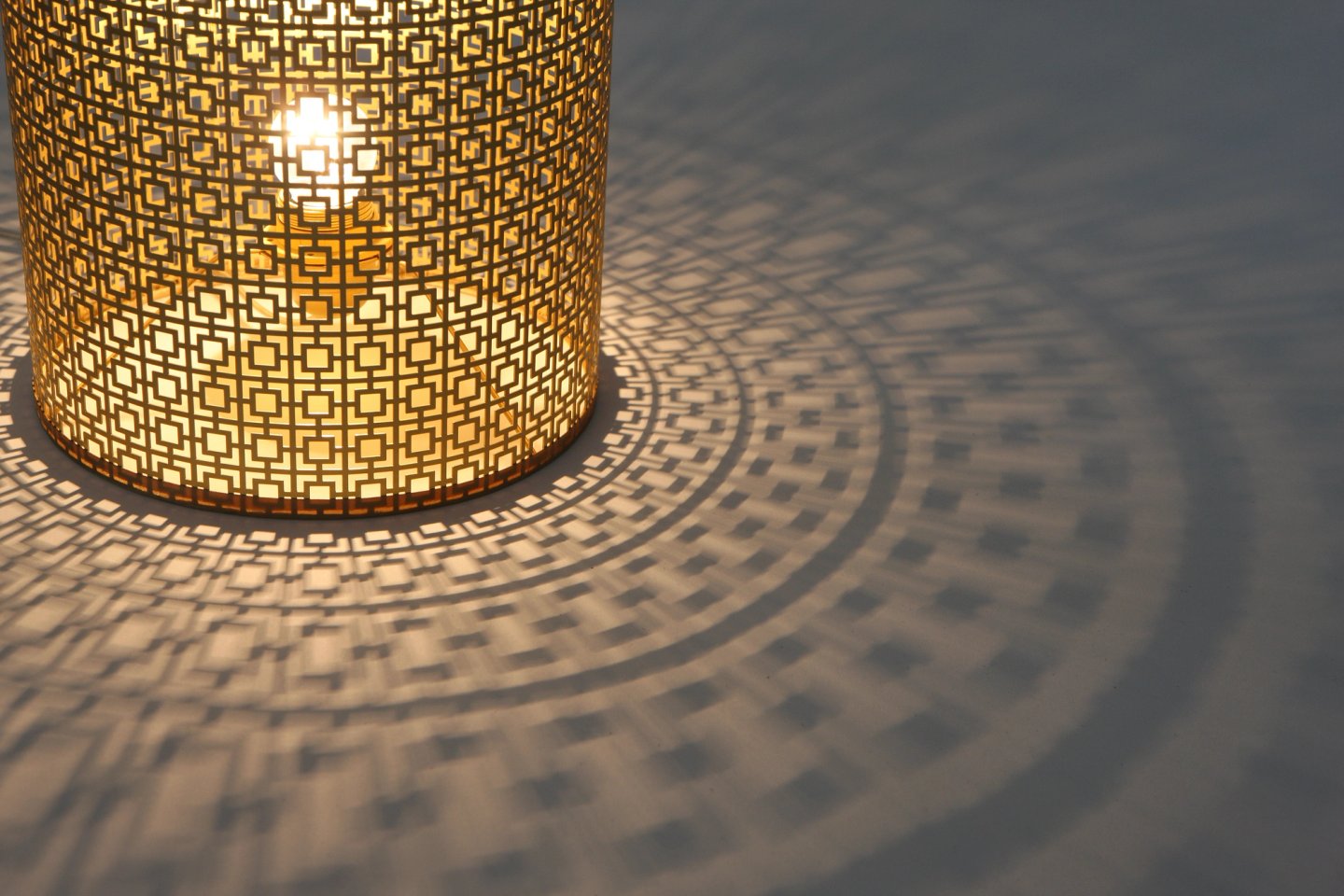 ARABESQUE FLOOR LAMP BRASS (4)