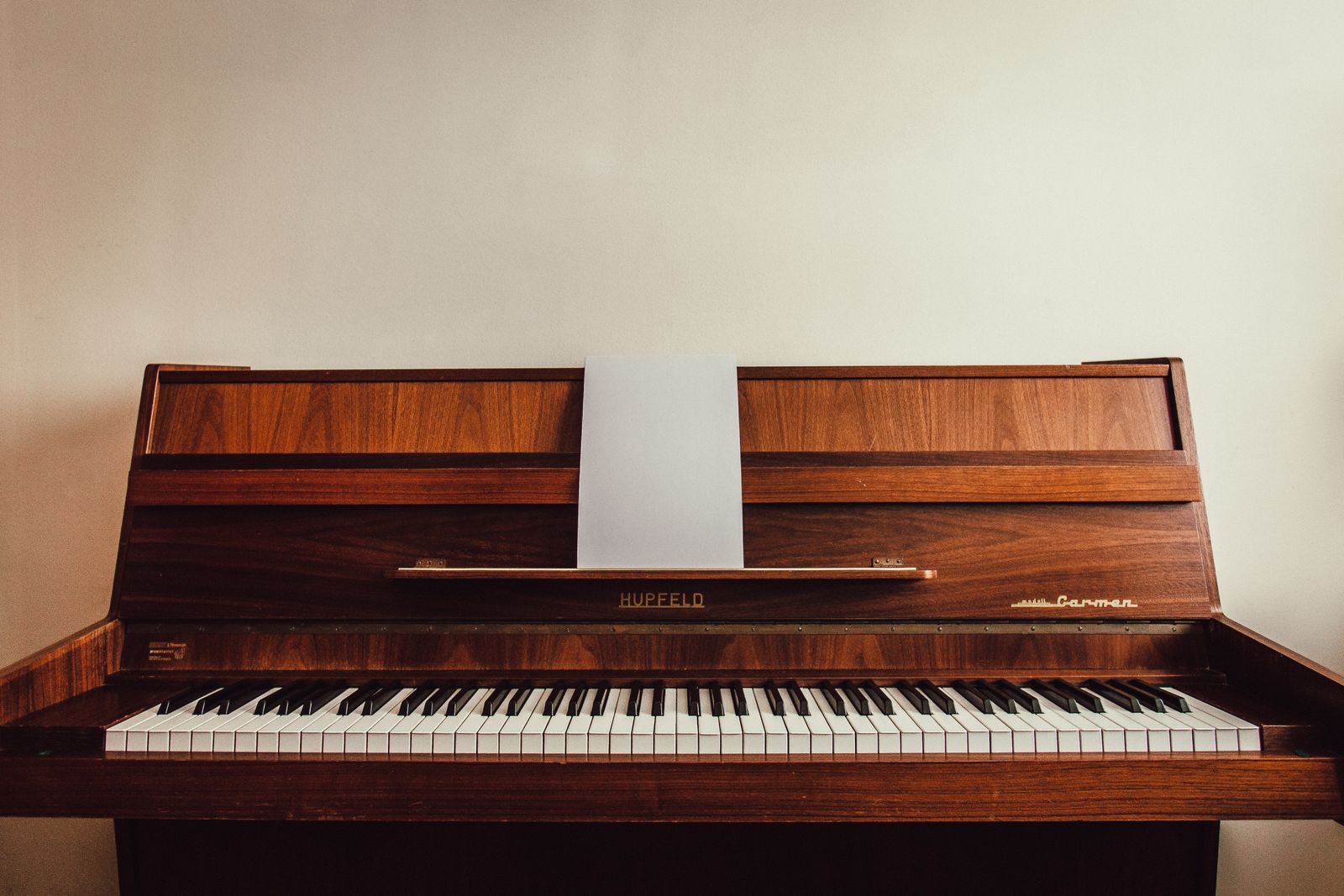 Piano acoustique droit en bois, instrument nécessitant un accordage régulier