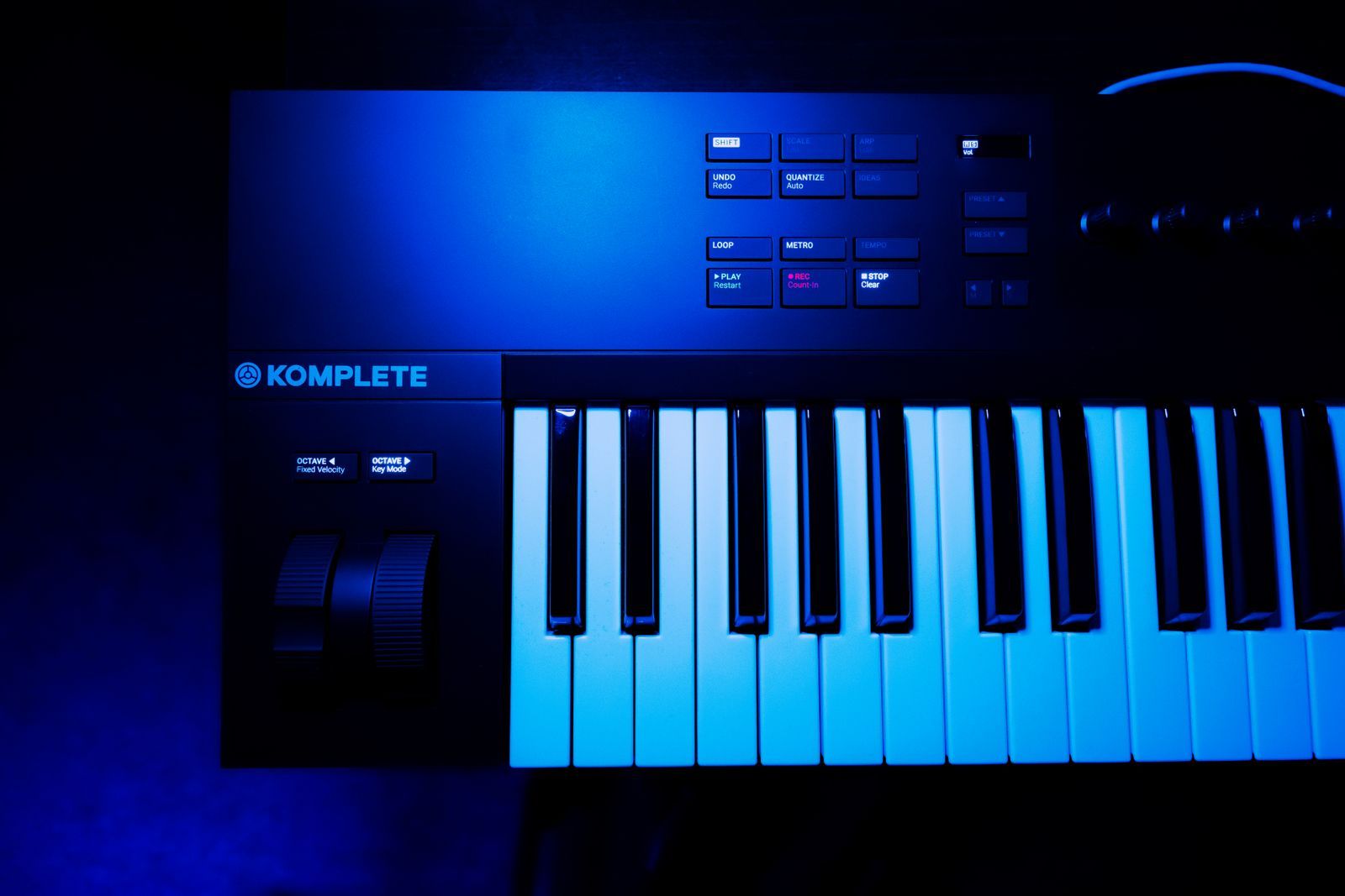 Contrôleur de clavier sous une lumière bleue de studio