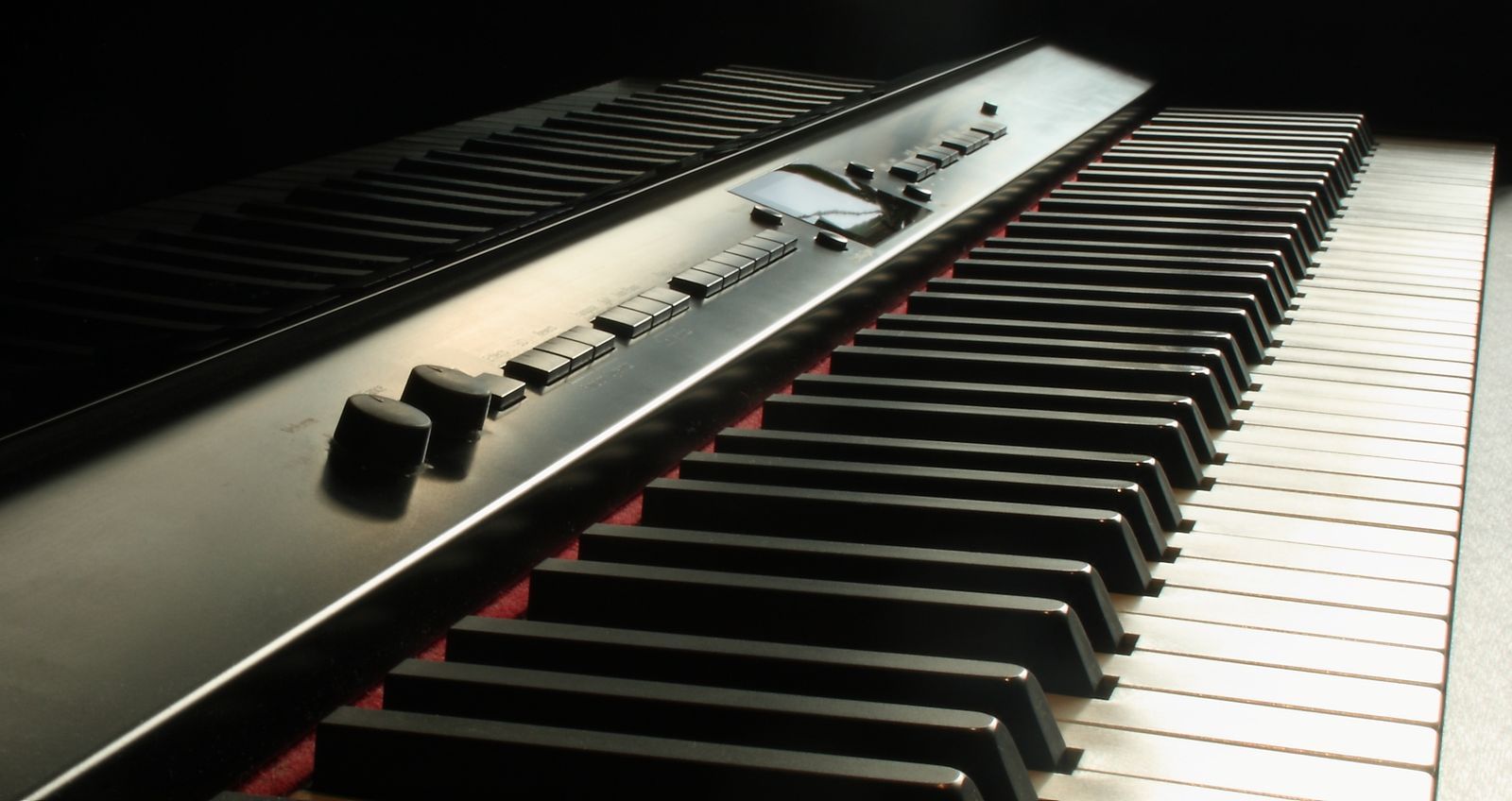 Piano numérique compact dans un salon